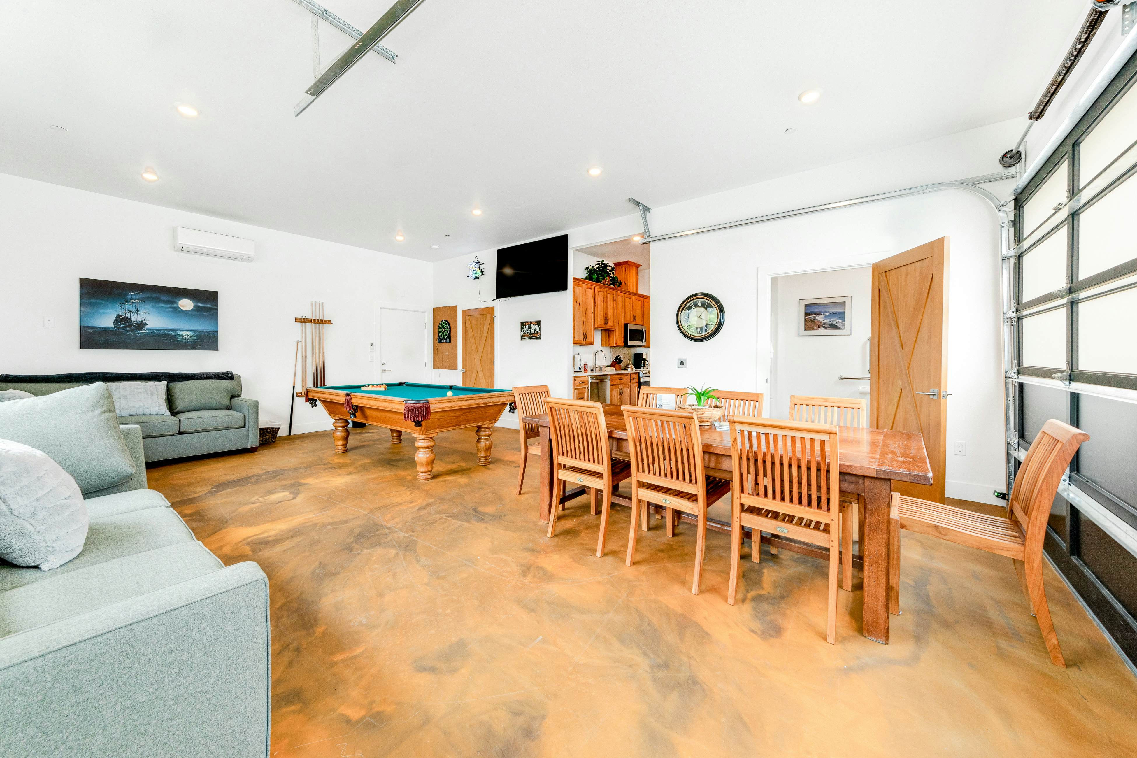 Dog-friendly, brand new home with pool table, AC & washer/dryer - near beach