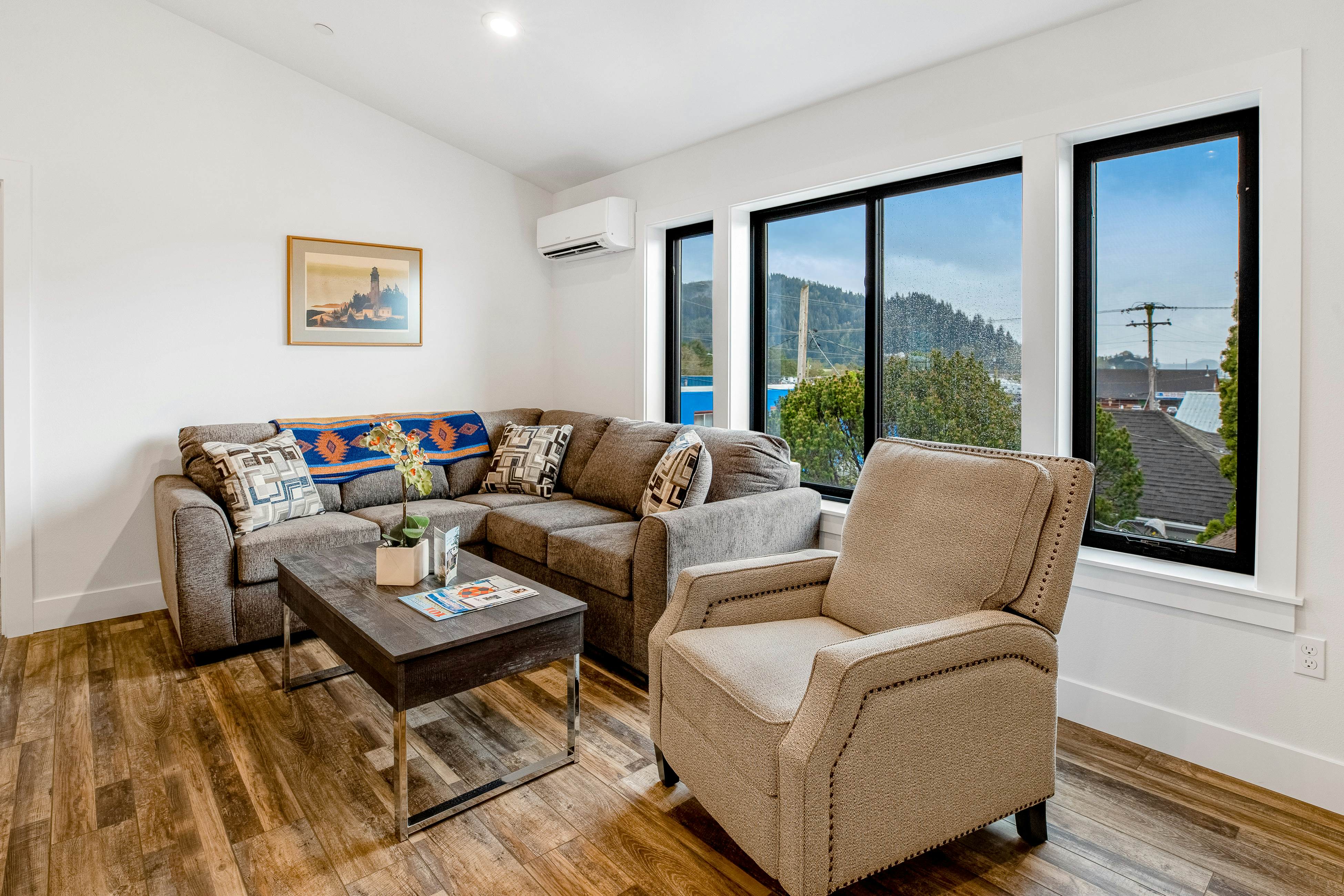 Brand new downtown apartment w/AC & washer/dryer - near beach