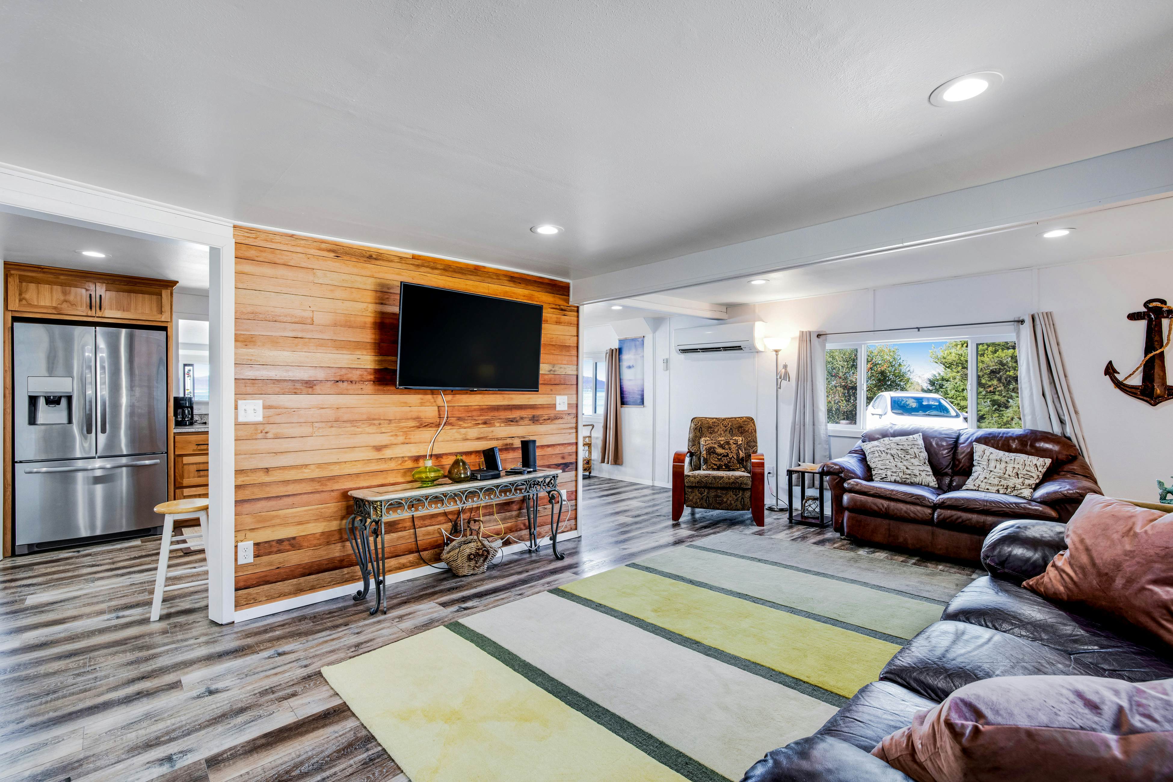 Gorgeous home overlooking the bay near a boat launch - dog-friendly