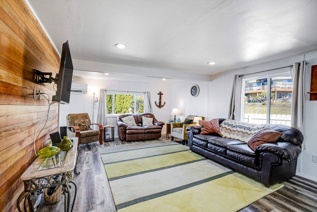 Gorgeous home overlooking the bay near a boat launch dog friendly