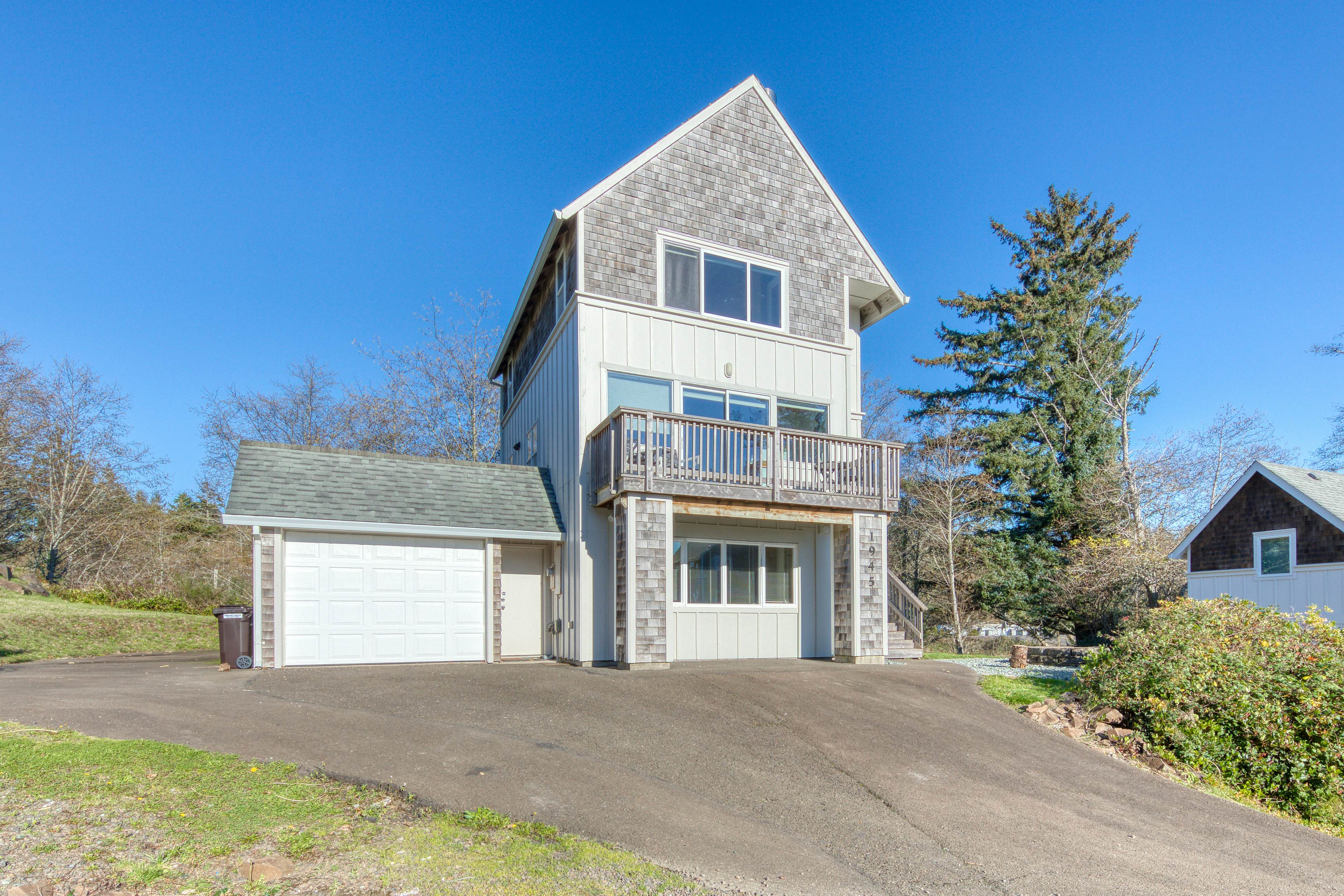 Spacious, Homey Dog-Friendly House with Fireplace and Beach and Ocean Views
