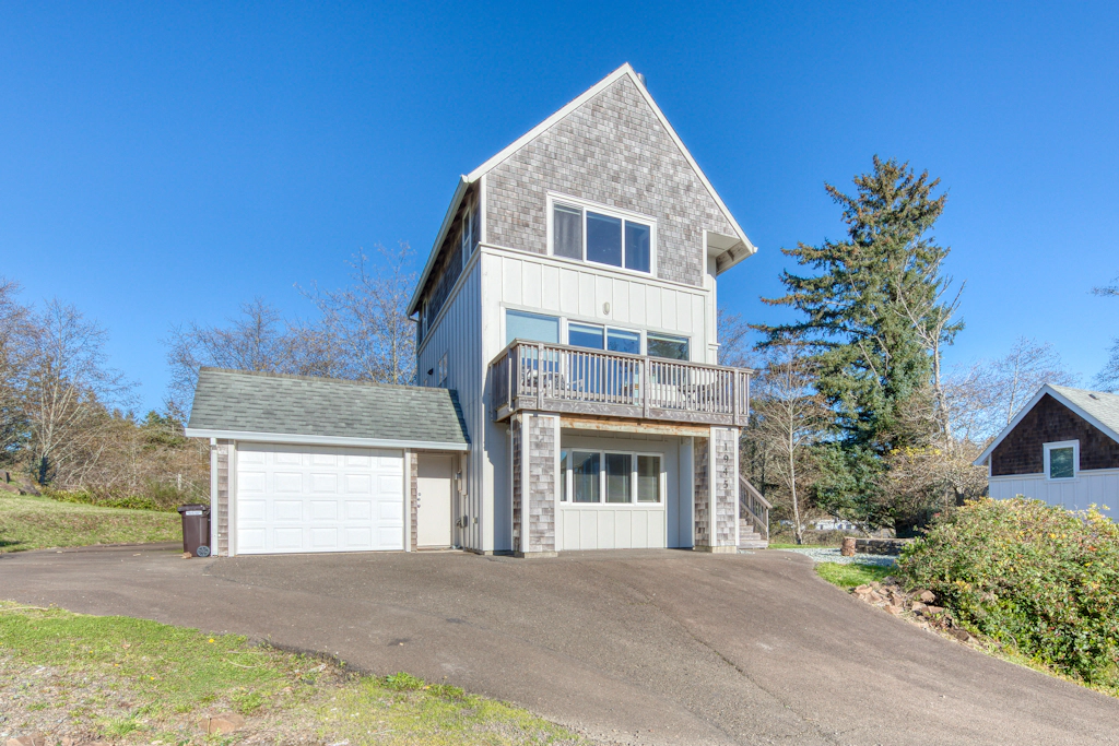 Spacious Homey Dog Friendly House with Fireplace and Beach and Ocean Views