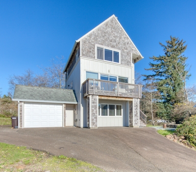 Spacious Homey Dog Friendly House with Fireplace and Beach and Ocean Views