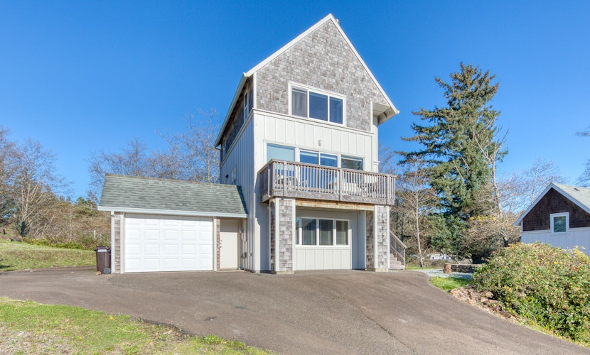 Spacious Homey Dog Friendly House with Fireplace and Beach and Ocean Views