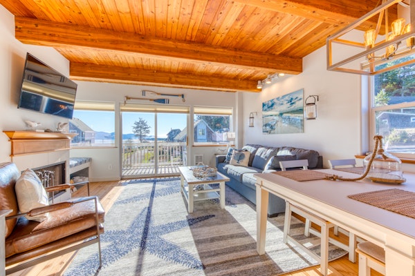 Spacious Homey Dog Friendly House with Fireplace and Beach and Ocean Views