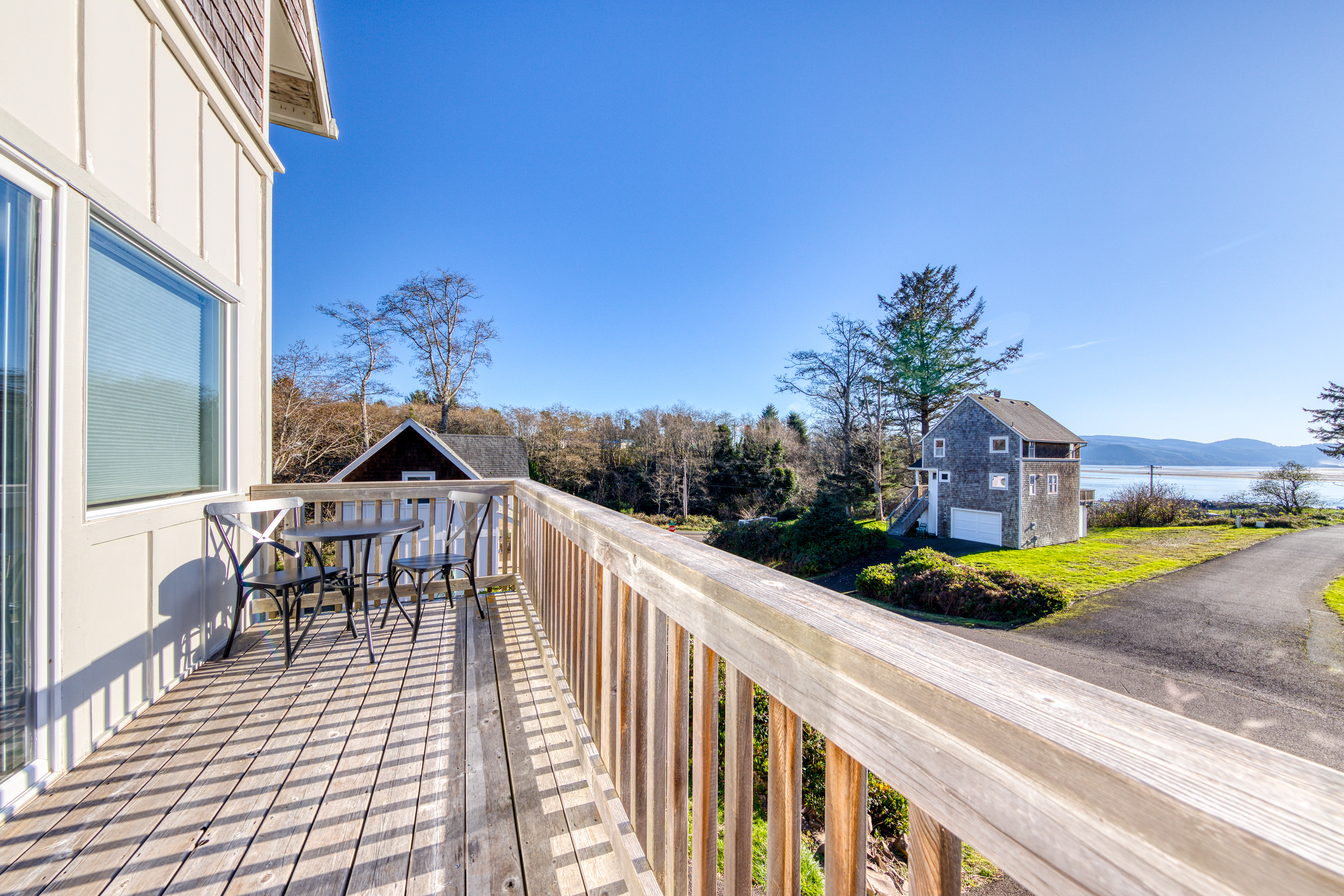 Spacious Homey Dog Friendly House with Fireplace and Beach and Ocean Views