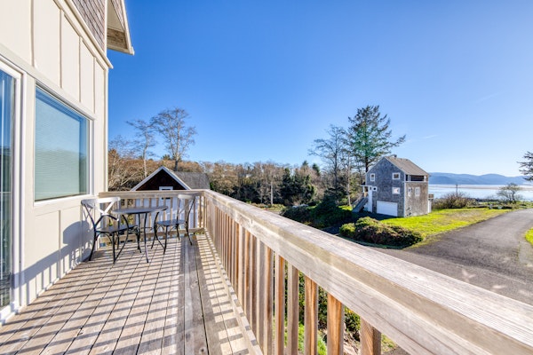 Spacious Homey Dog Friendly House with Fireplace and Beach and Ocean Views