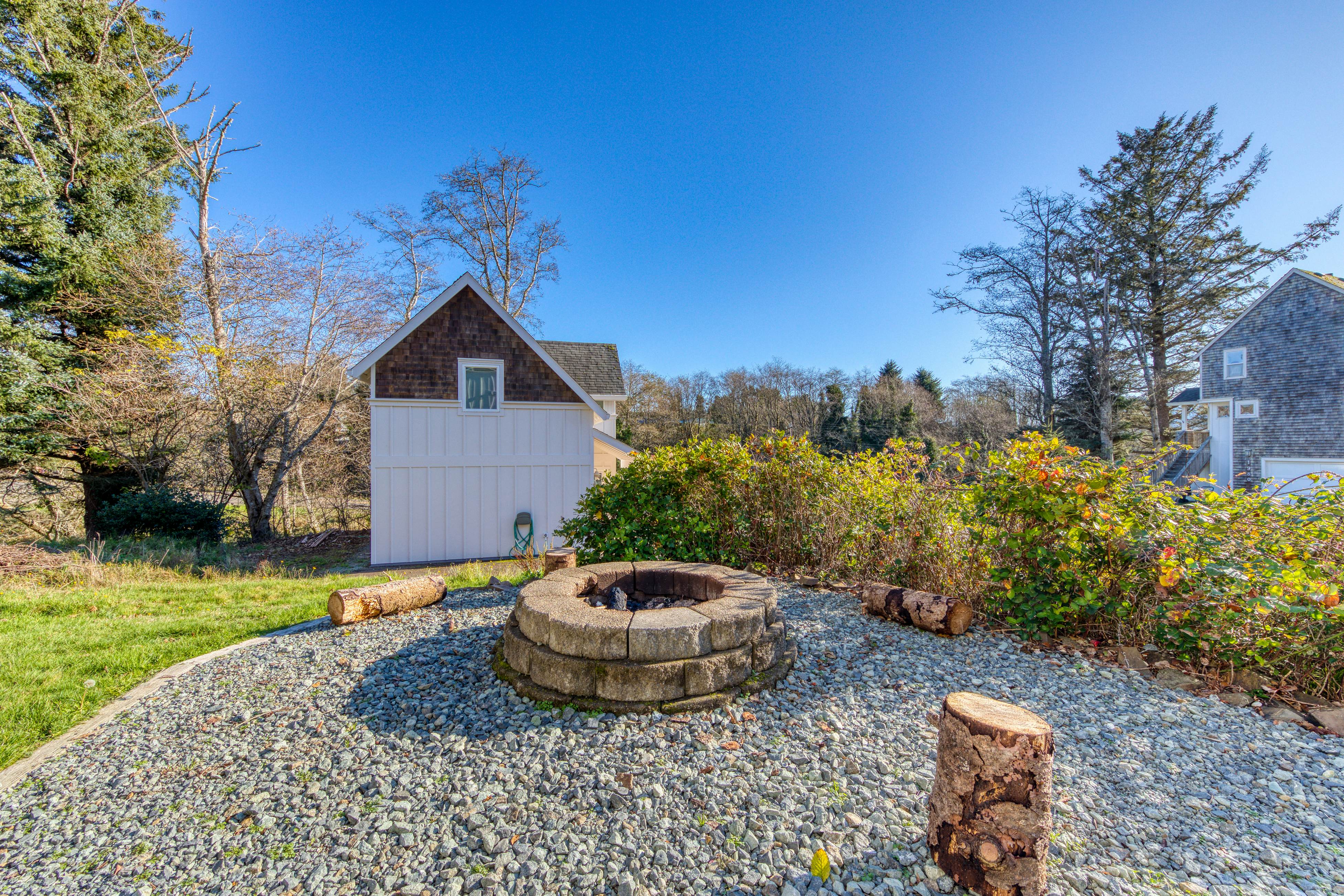 Spacious, Homey Dog-Friendly House with Fireplace and Beach and Ocean Views