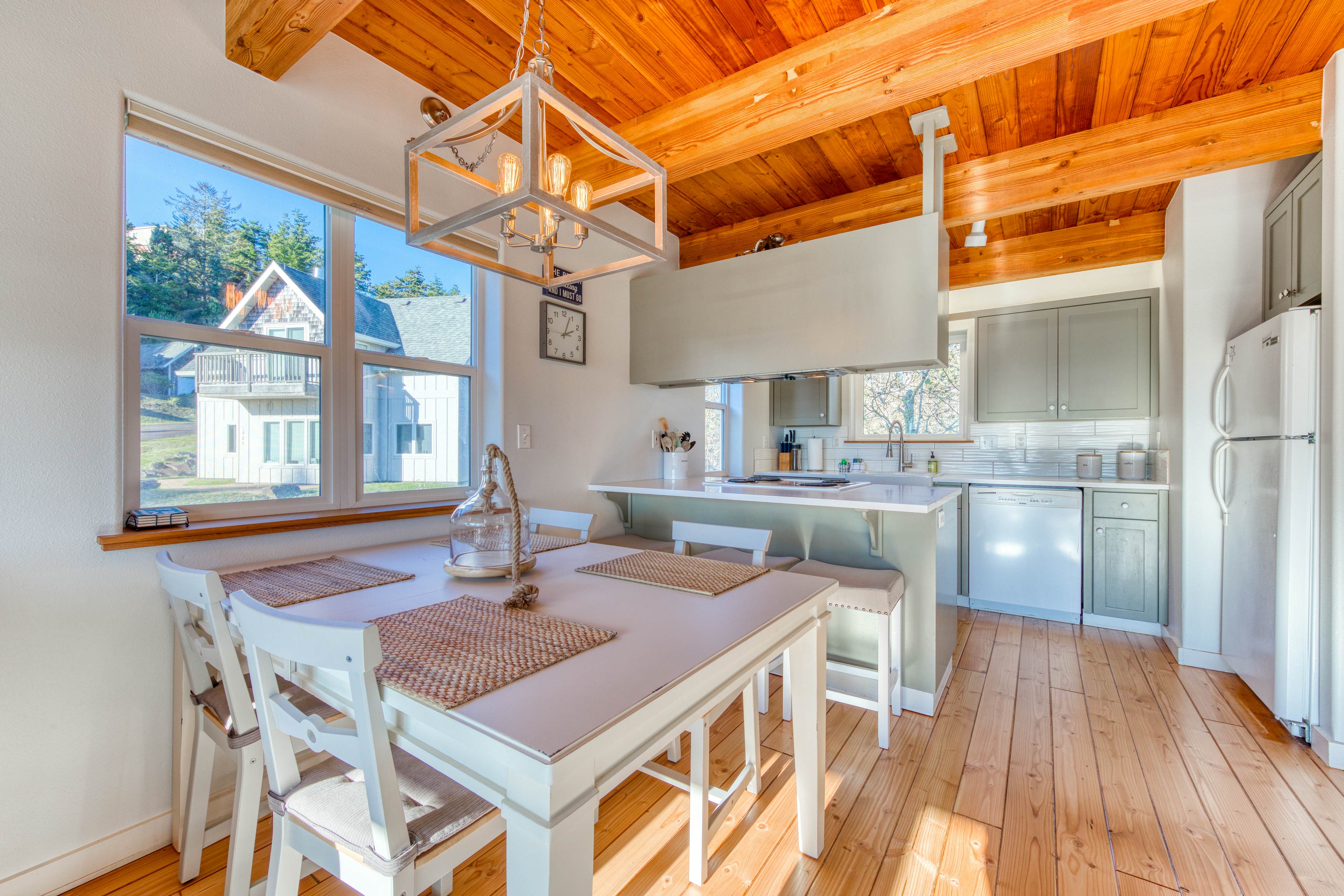 Spacious, Homey Dog-Friendly House with Fireplace and Beach and Ocean Views