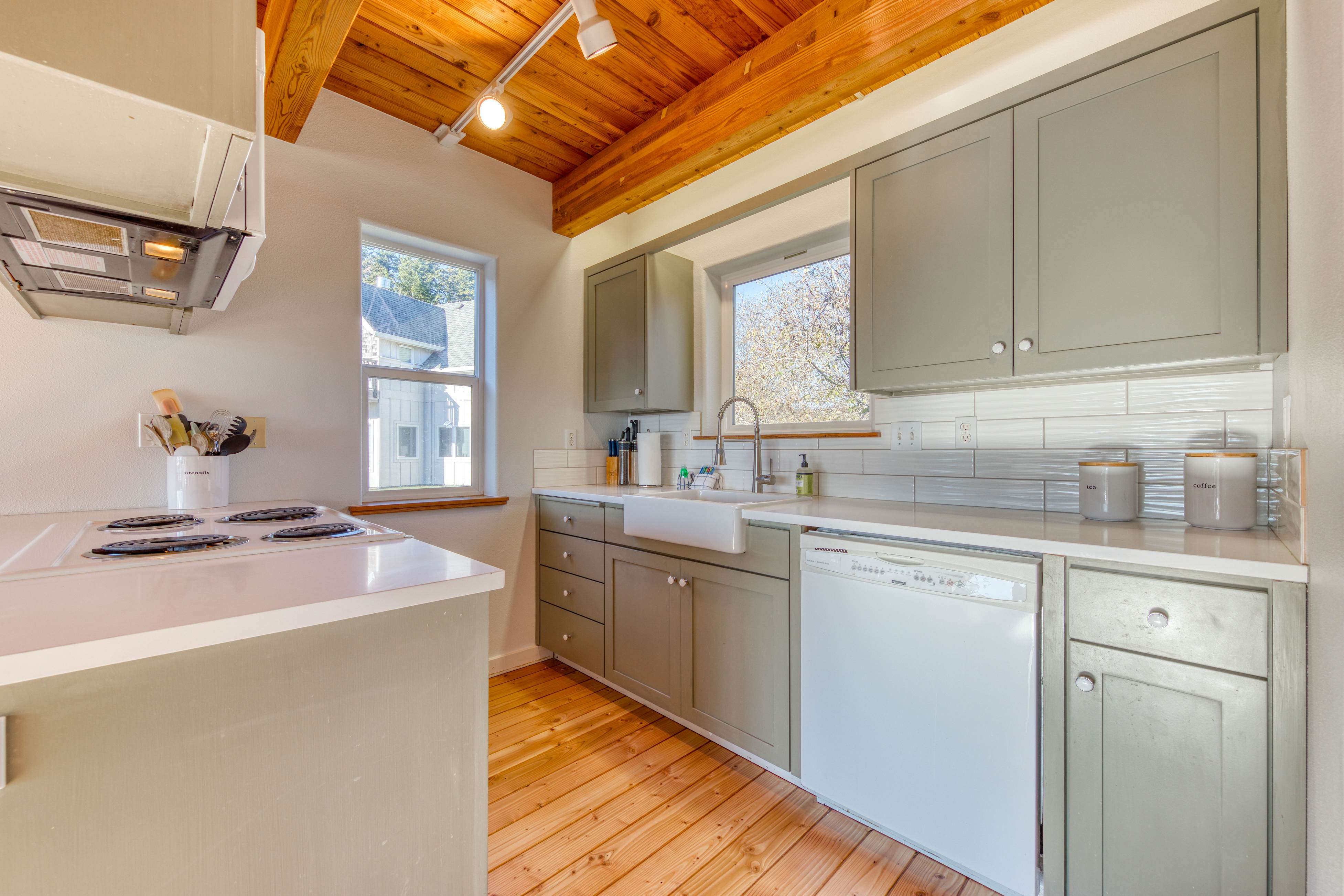 Spacious, Homey Dog-Friendly House with Fireplace and Beach and Ocean Views