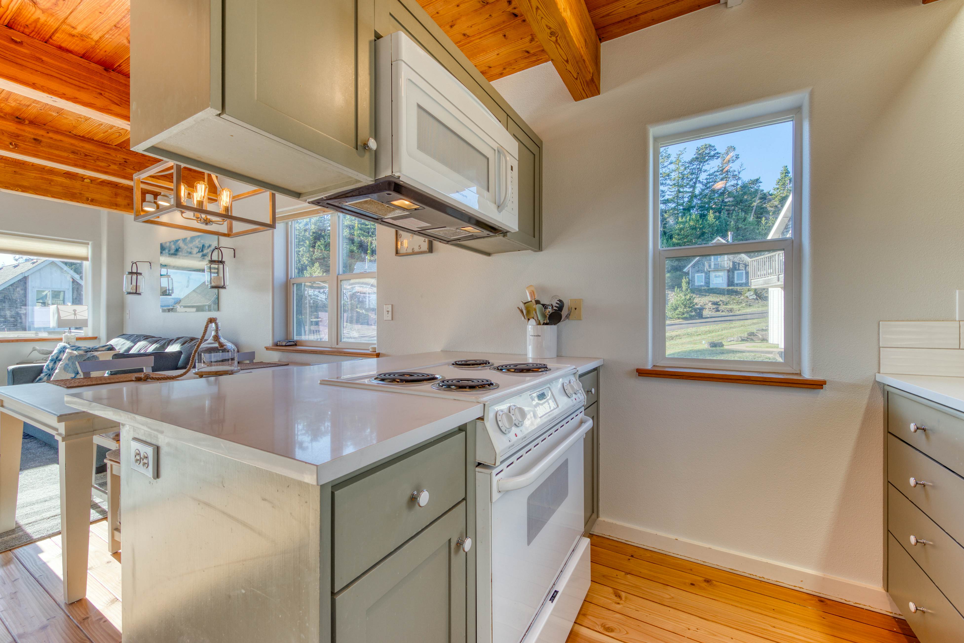 Spacious, Homey Dog-Friendly House with Fireplace and Beach and Ocean Views