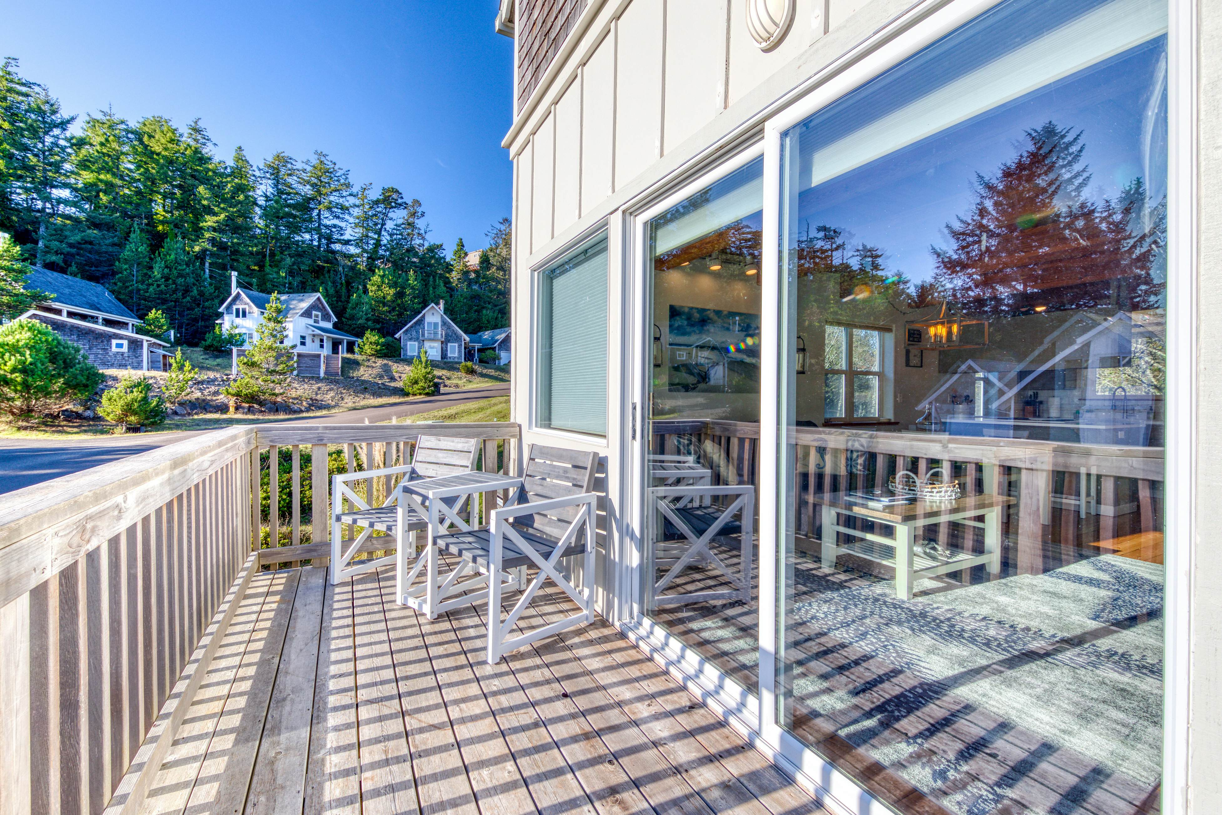 Spacious, Homey Dog-Friendly House with Fireplace and Beach and Ocean Views