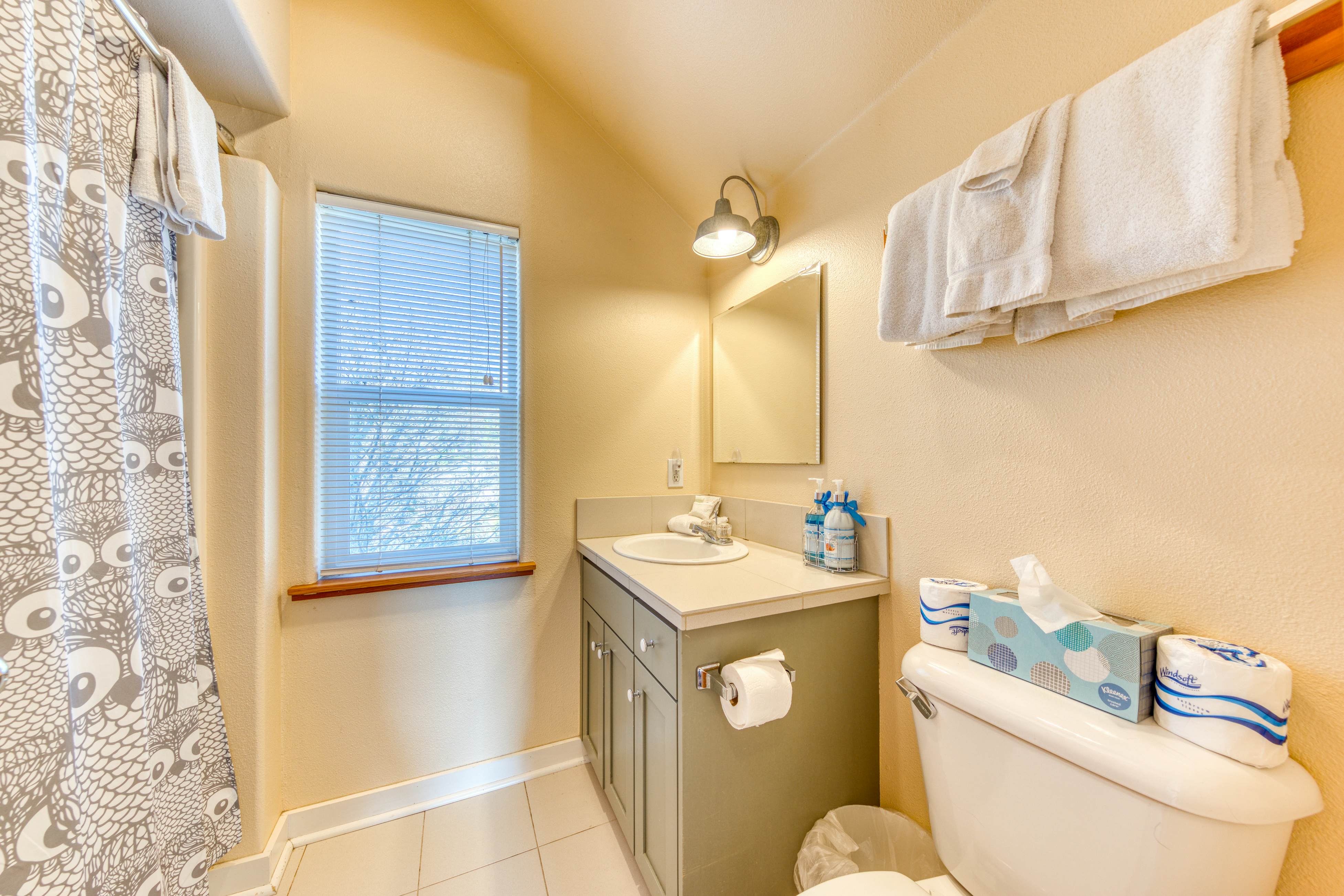 Spacious, Homey Dog-Friendly House with Fireplace and Beach and Ocean Views