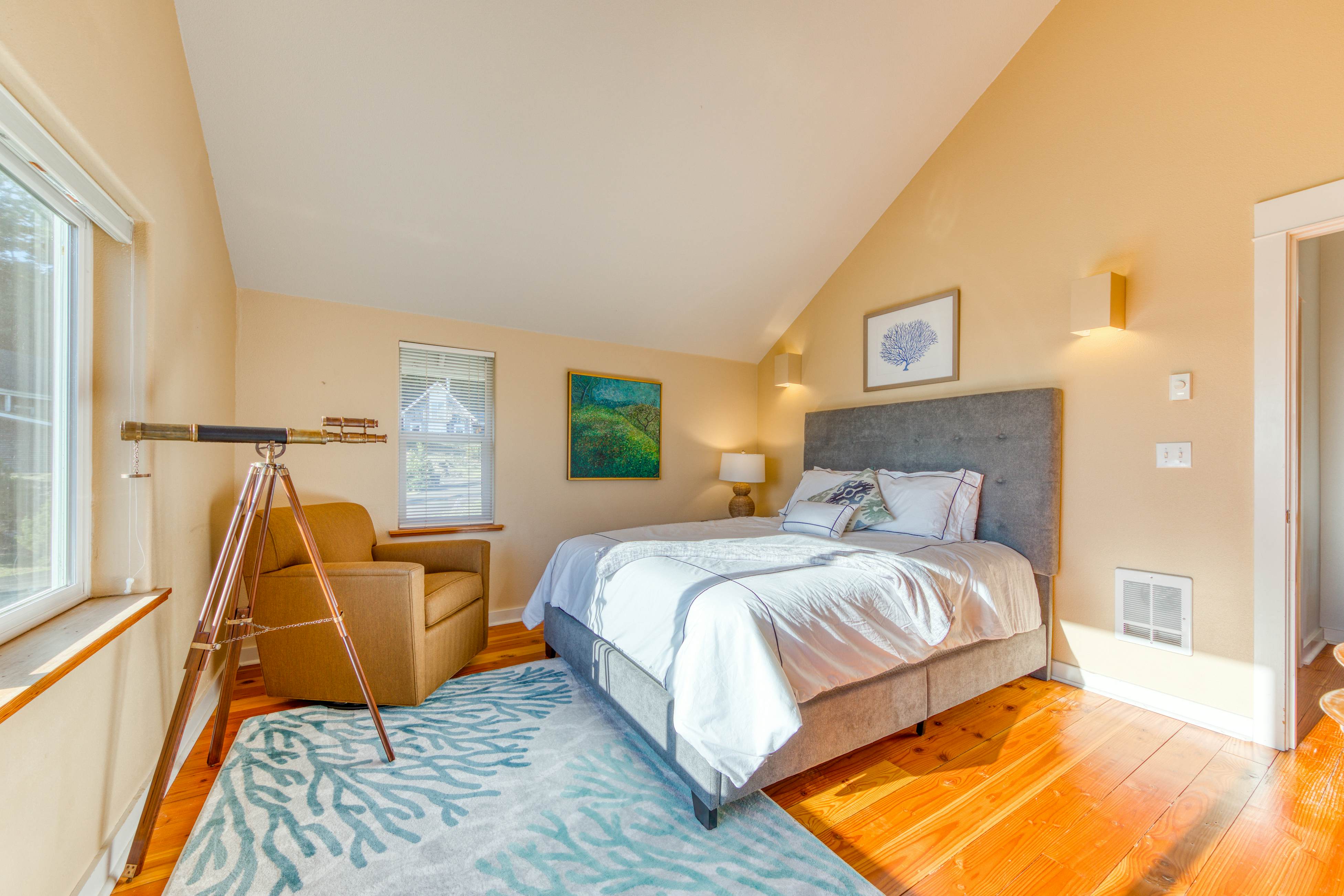 Spacious, Homey Dog-Friendly House with Fireplace and Beach and Ocean Views