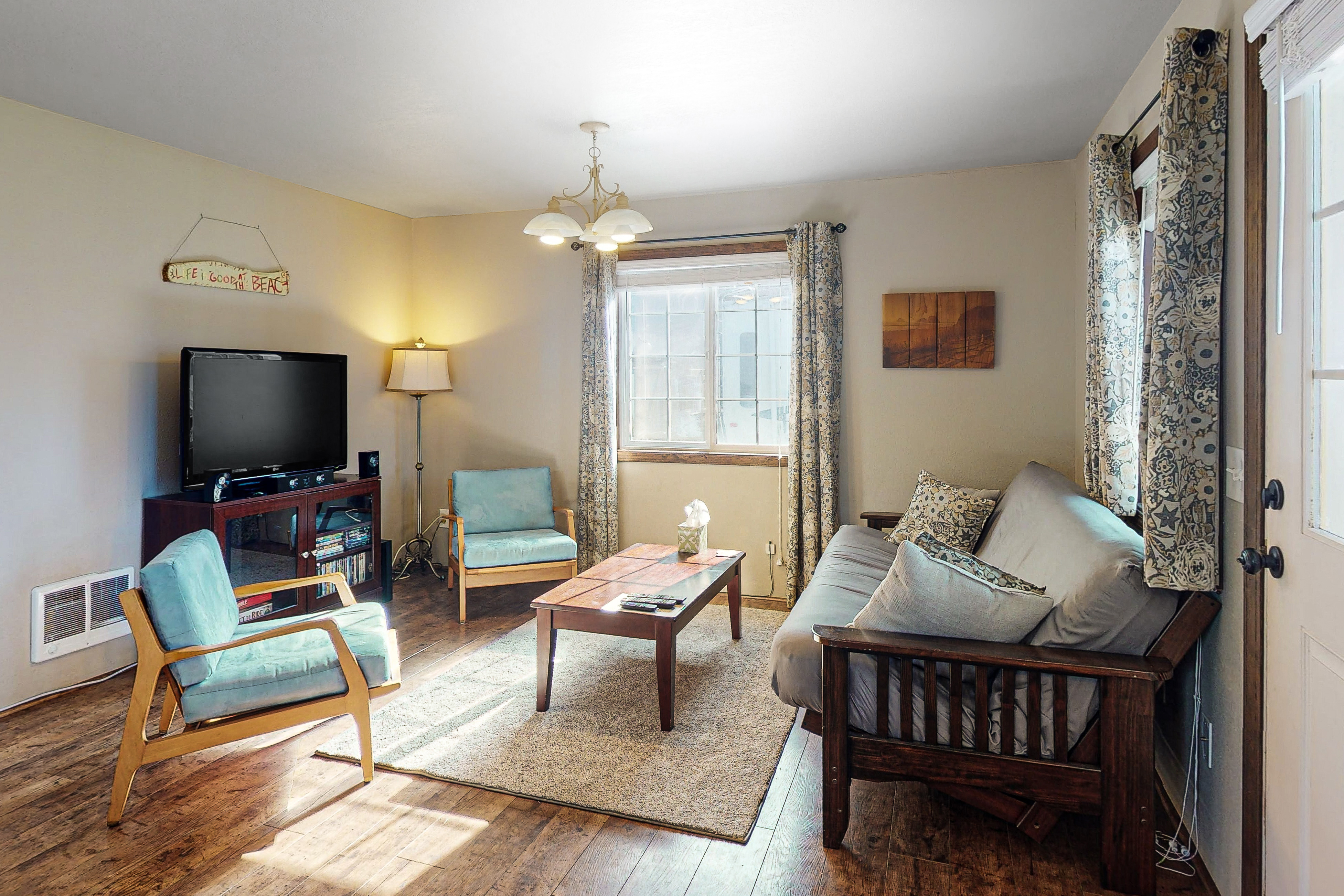 Dog Friendly Cottage with Deck WiFi and Washer Dryer Near Beaches Clamming