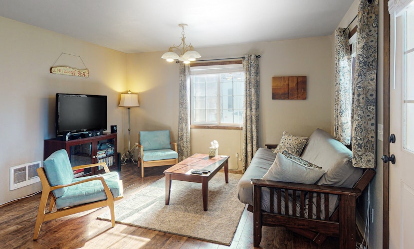 Dog Friendly Cottage with Deck WiFi and Washer Dryer Near Beaches Clamming