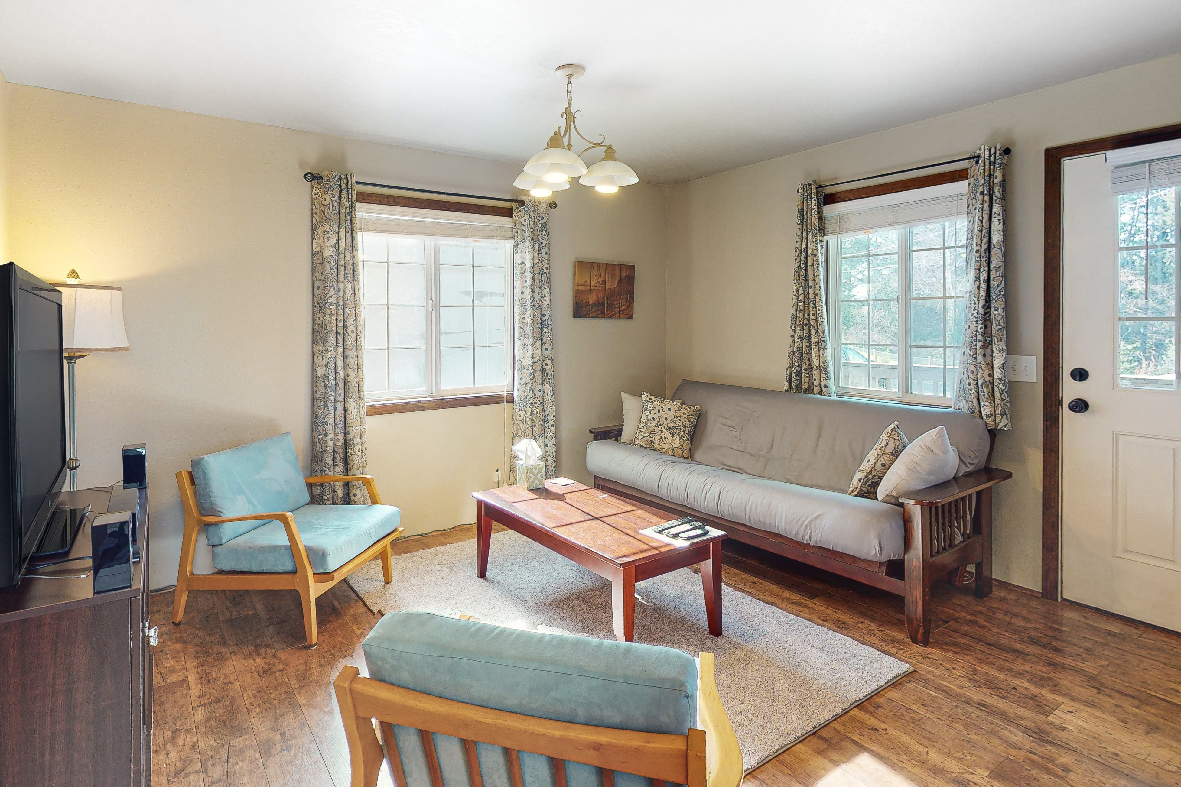 Dog Friendly Cottage with Deck WiFi and Washer Dryer Near Beaches Clamming