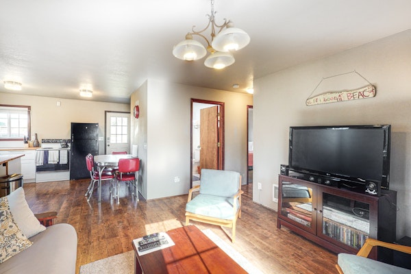 Dog Friendly Cottage with Deck WiFi and Washer Dryer Near Beaches Clamming