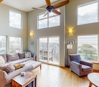 Luxurious Dog Friendly Home with Ocean Views Beach Access and Free WiFi