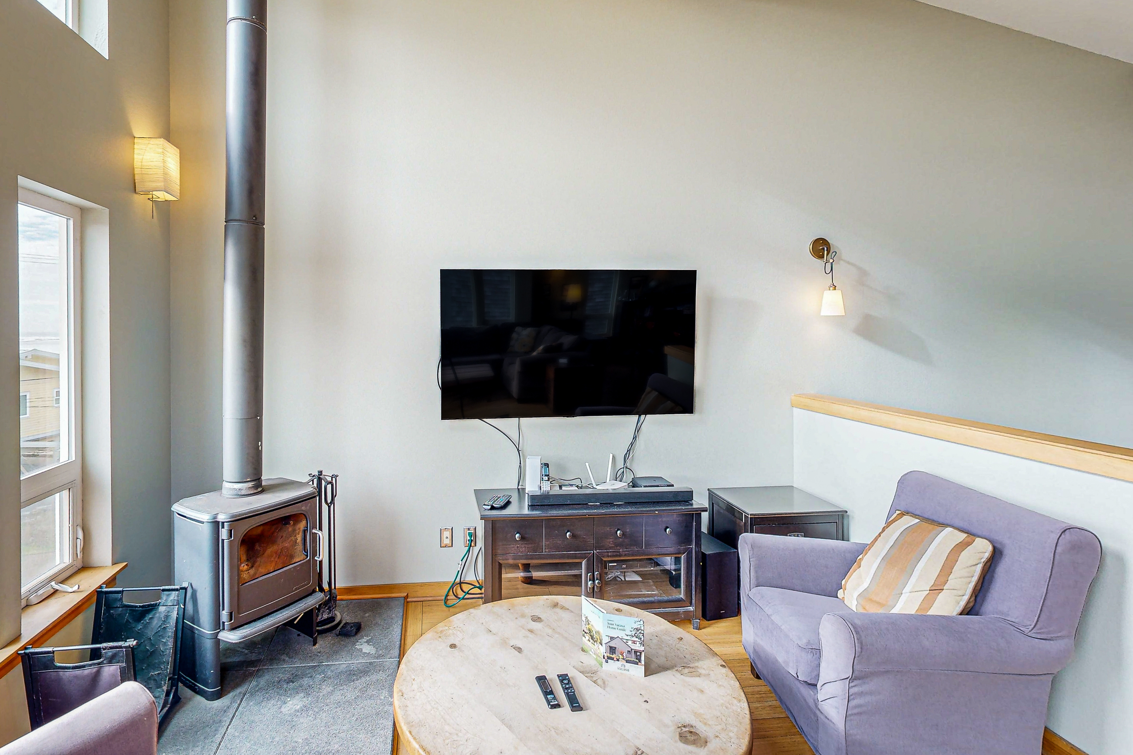 Luxurious Dog Friendly Home with Ocean Views Beach Access and Free WiFi