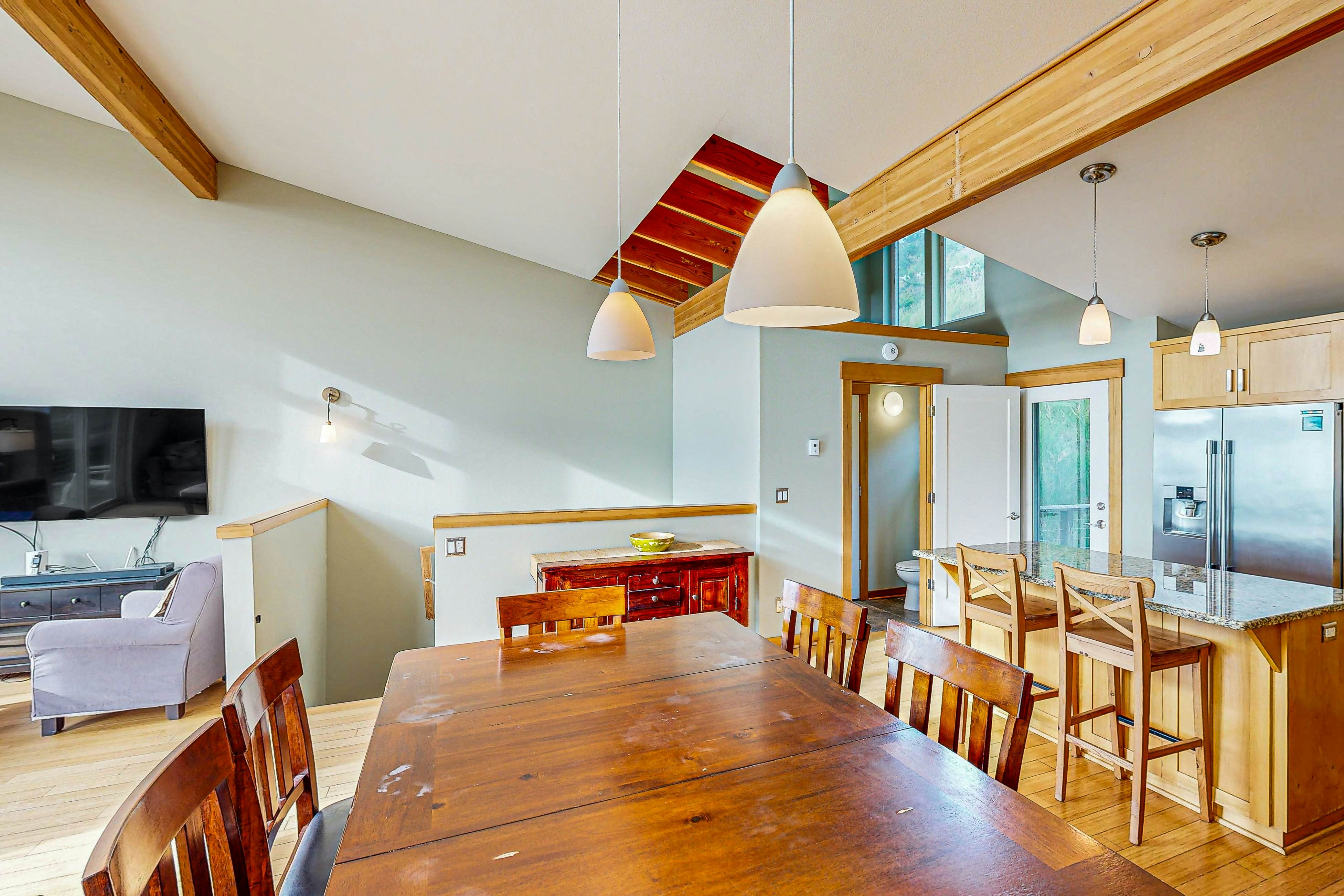 Luxurious Dog-Friendly Home with Ocean Views, Beach Access, and Free WiFi