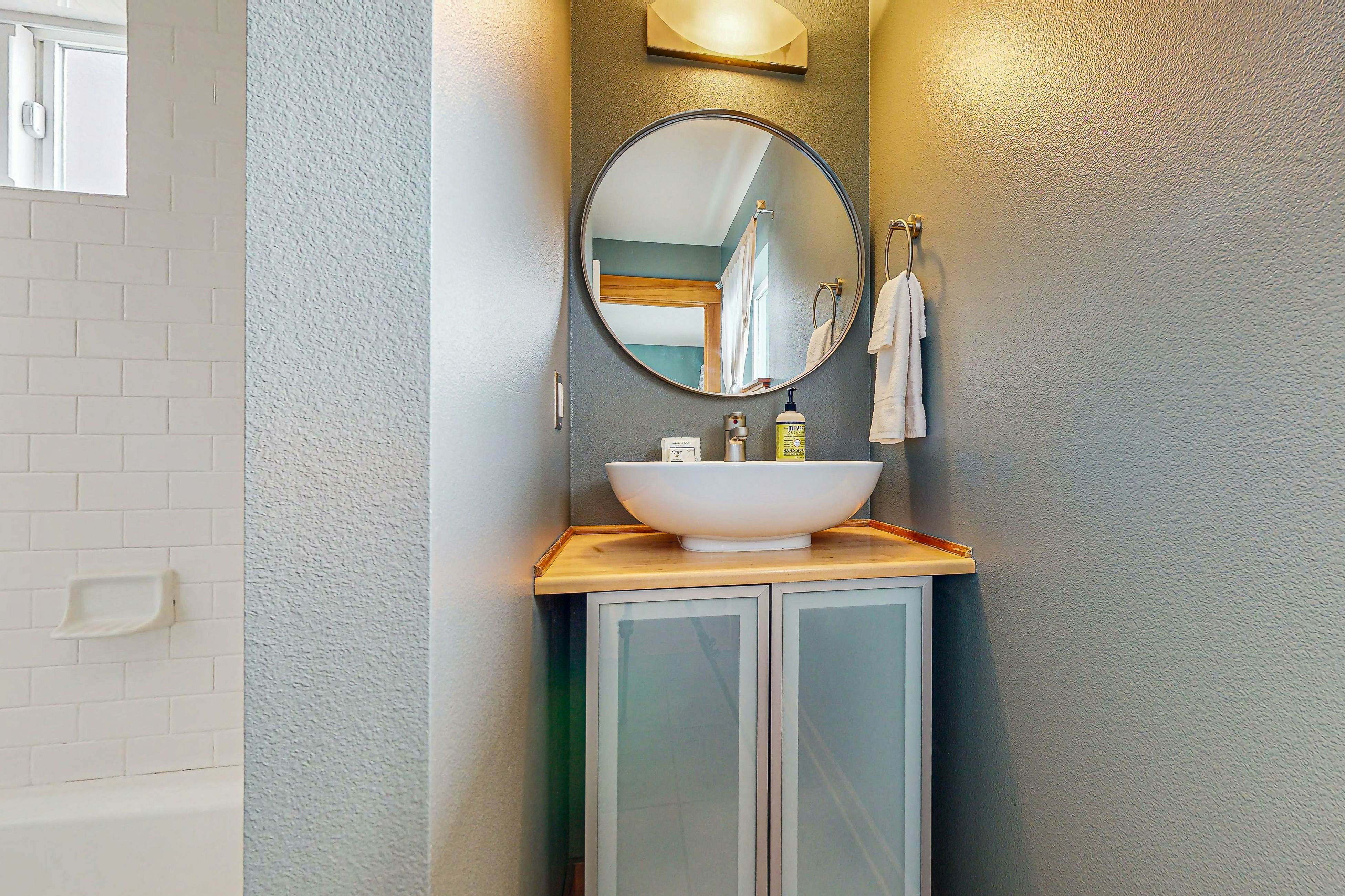 Luxurious Dog-Friendly Home with Ocean Views, Beach Access, and Free WiFi