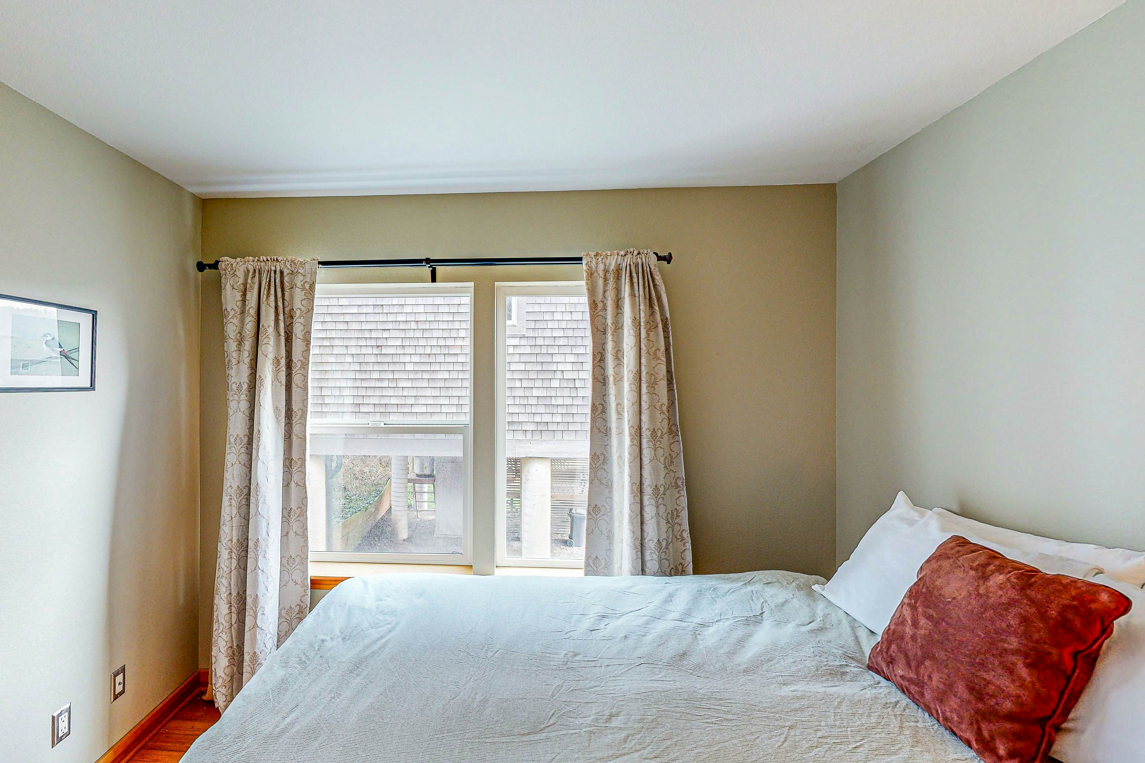 Luxurious Dog-Friendly Home with Ocean Views, Beach Access, and Free WiFi