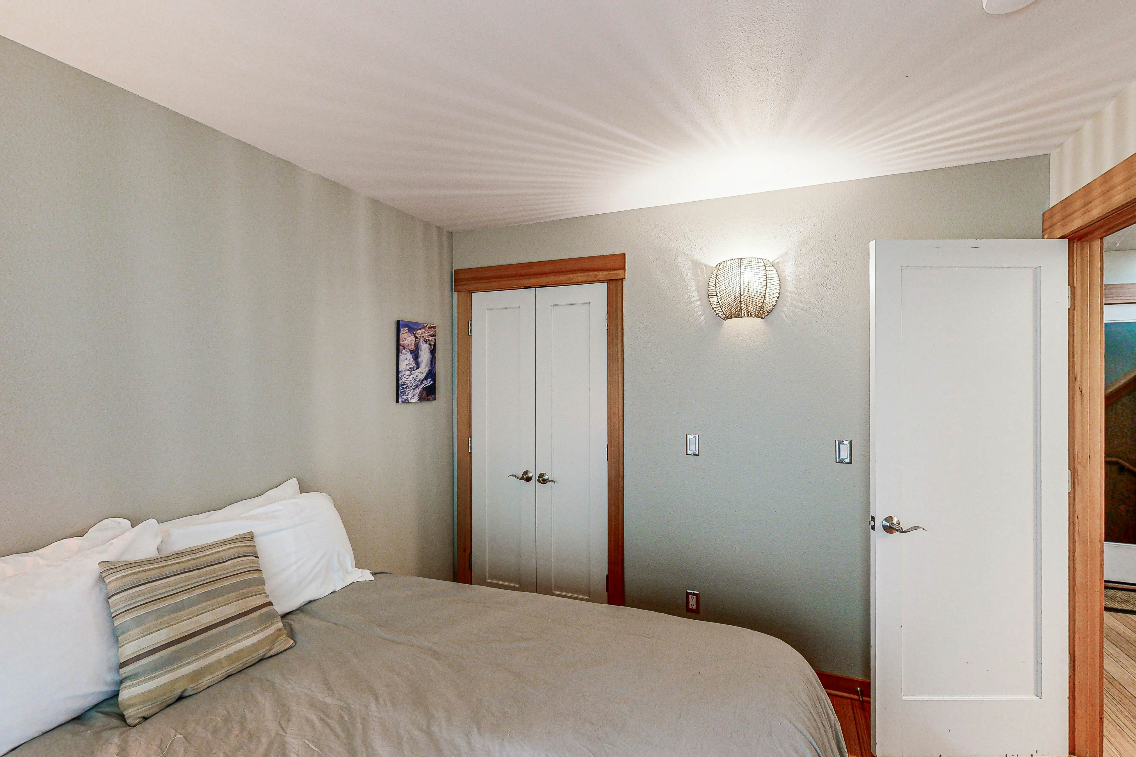 Luxurious Dog-Friendly Home with Ocean Views, Beach Access, and Free WiFi