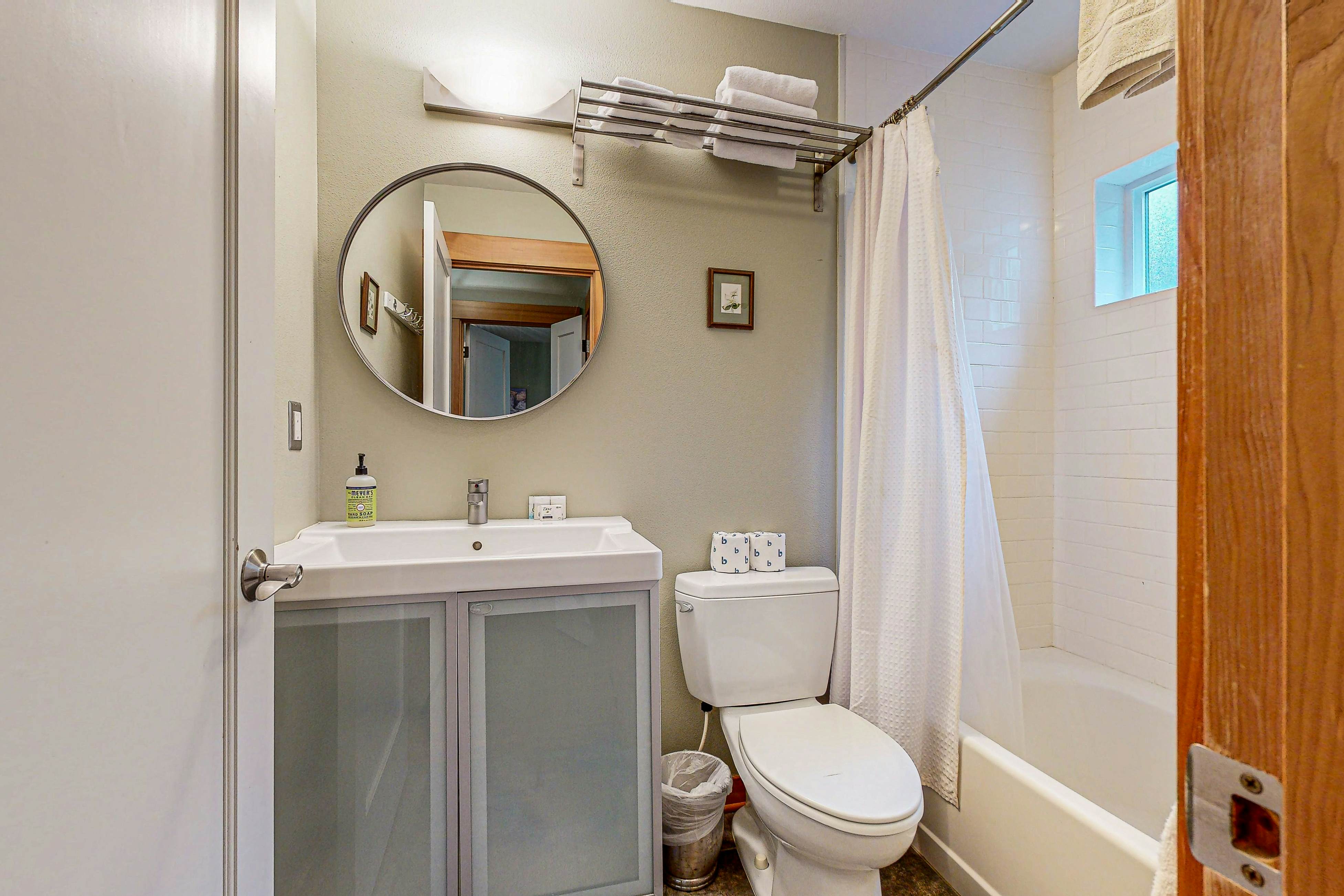 Luxurious Dog-Friendly Home with Ocean Views, Beach Access, and Free WiFi