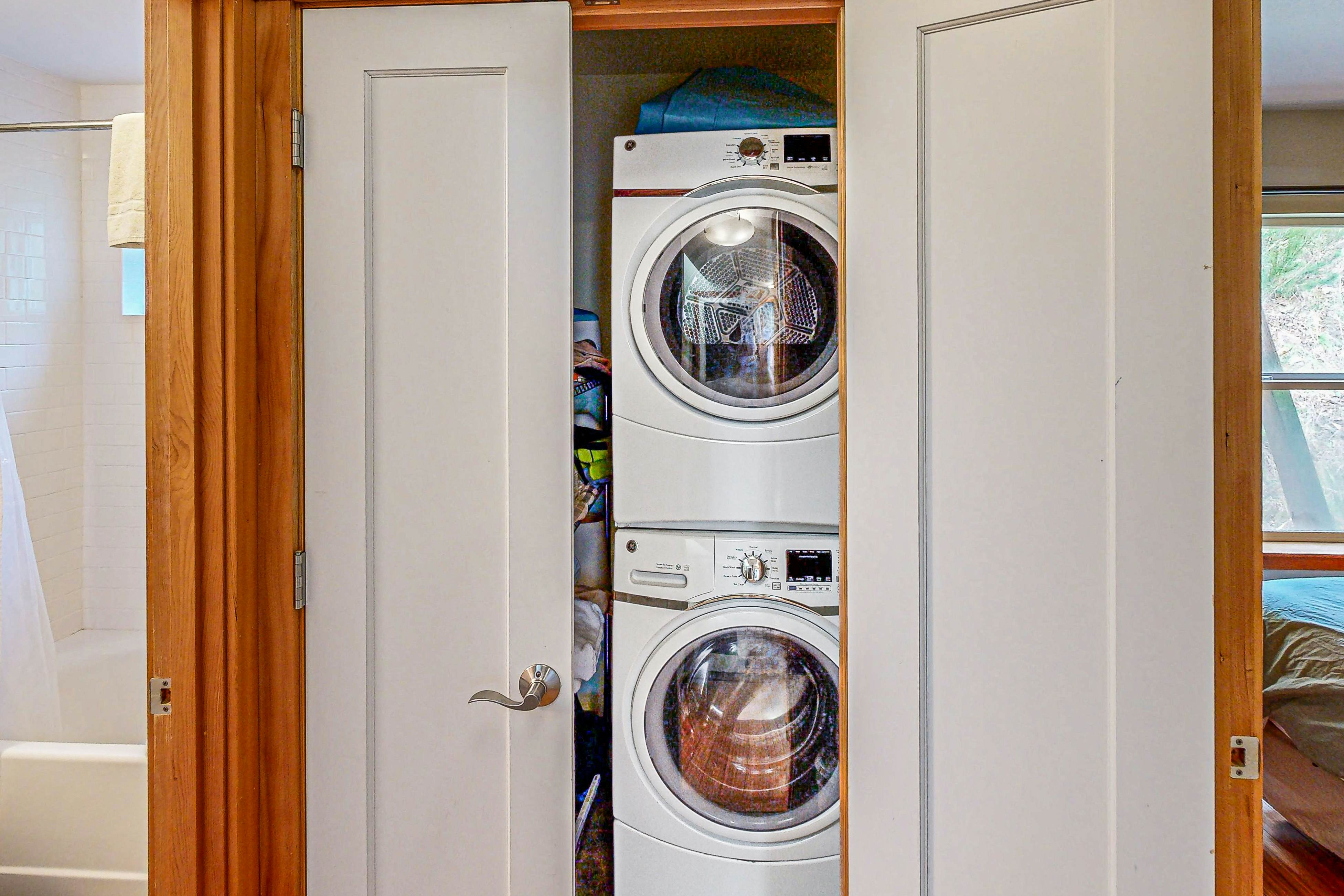 Luxurious Dog-Friendly Home with Ocean Views, Beach Access, and Free WiFi