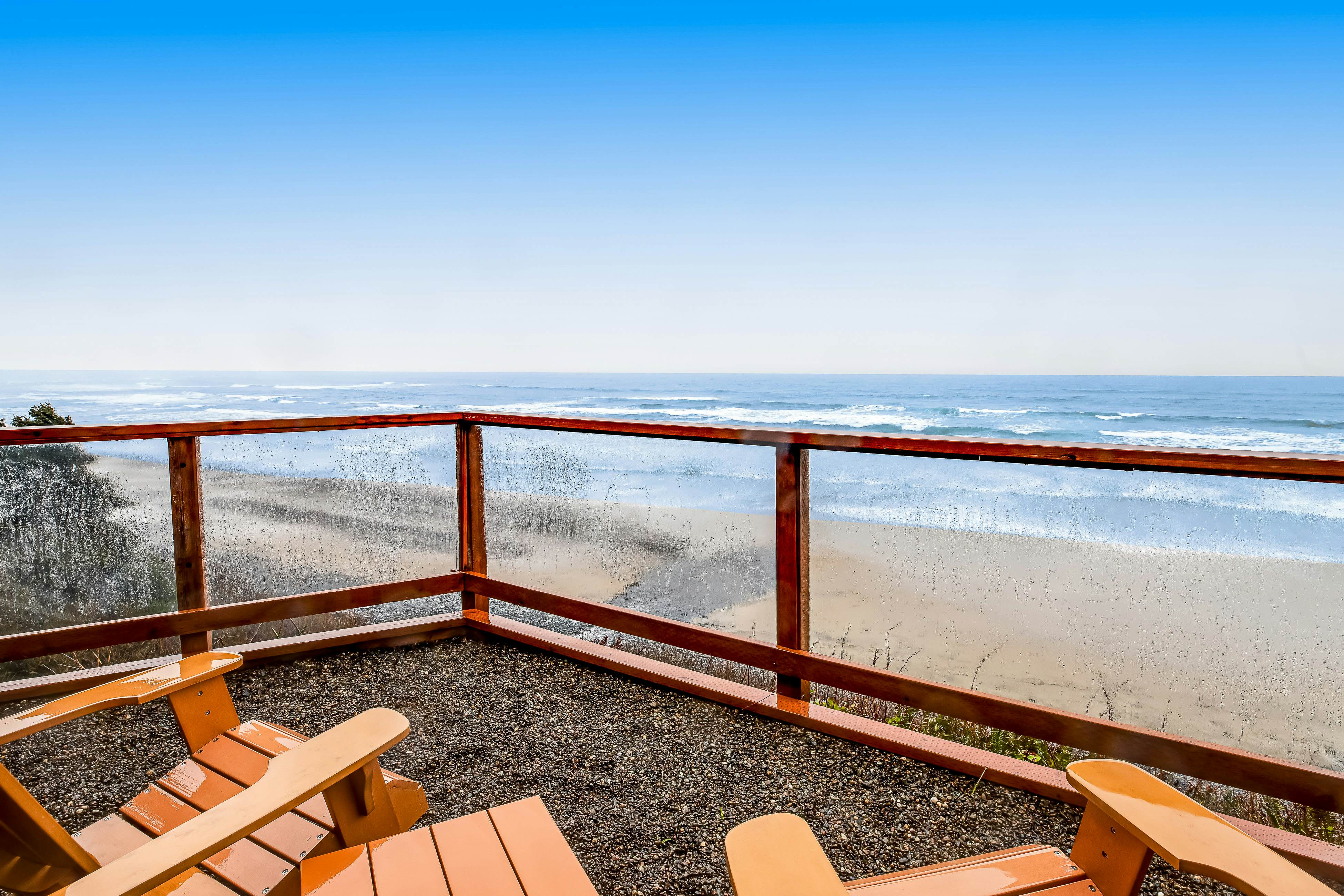 Beachfront Dog-Friendly Cottage with Private Hot Tub, Fireplace & Ocean Views