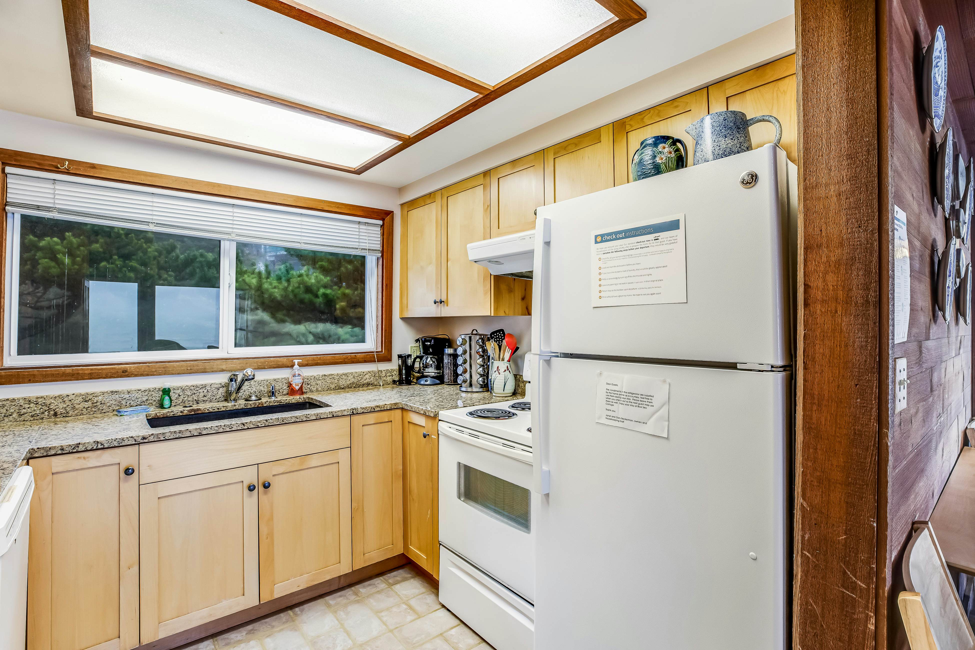 Beachfront Dog-Friendly Cottage with Private Hot Tub, Fireplace & Ocean Views
