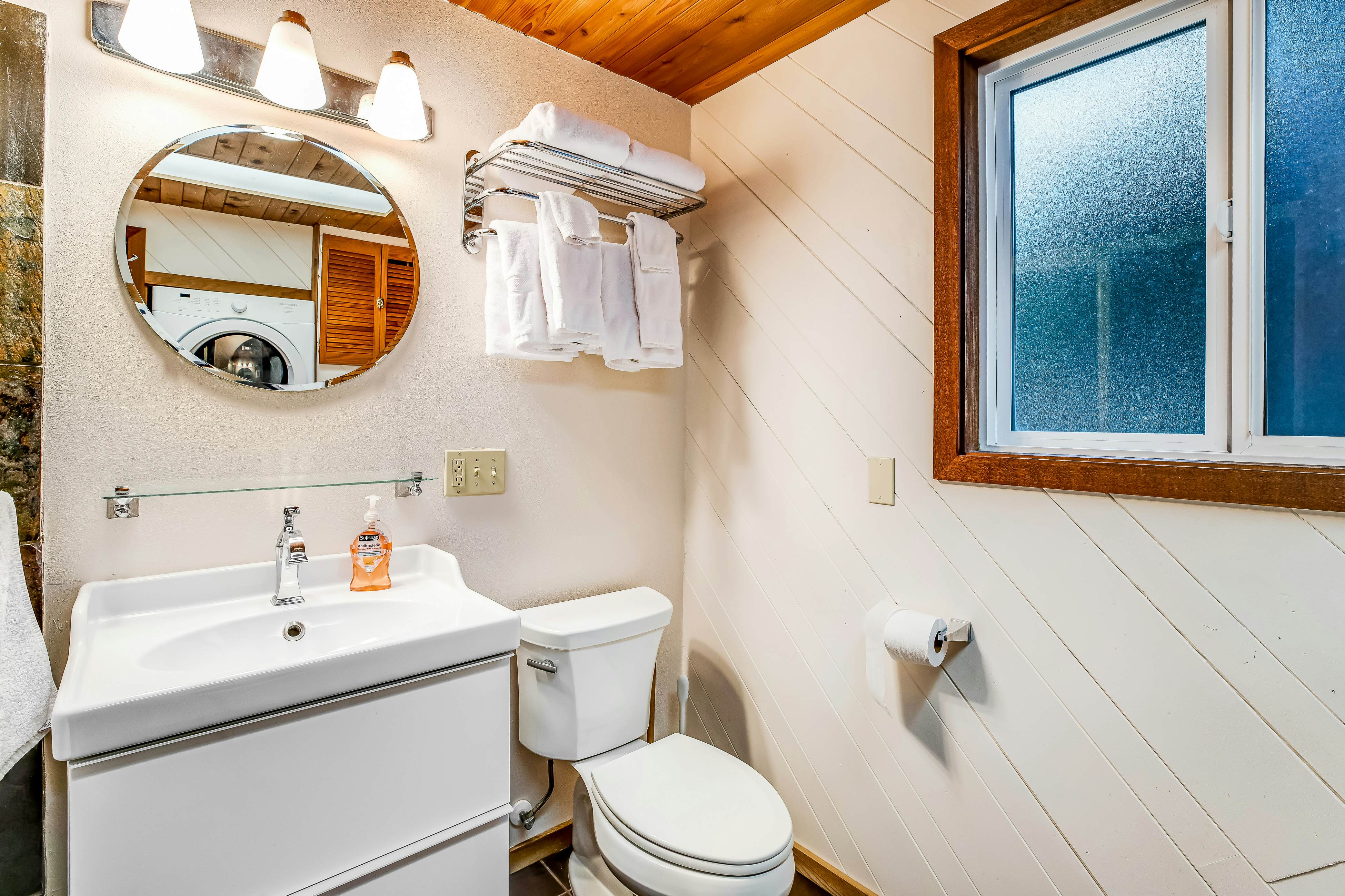 Beachfront Dog-Friendly Cottage with Private Hot Tub, Fireplace & Ocean Views