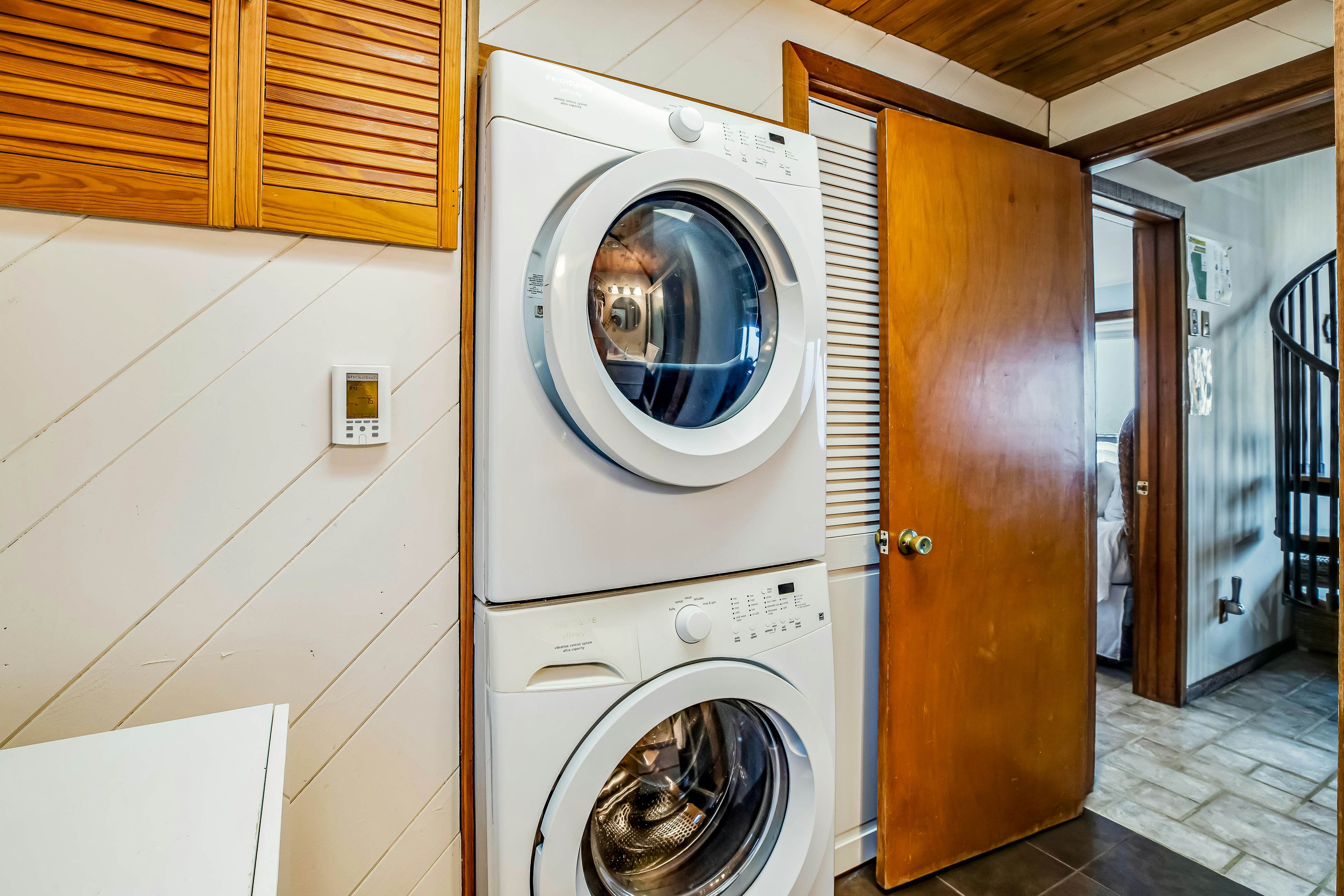 Beachfront Dog-Friendly Cottage with Private Hot Tub, Fireplace & Ocean Views