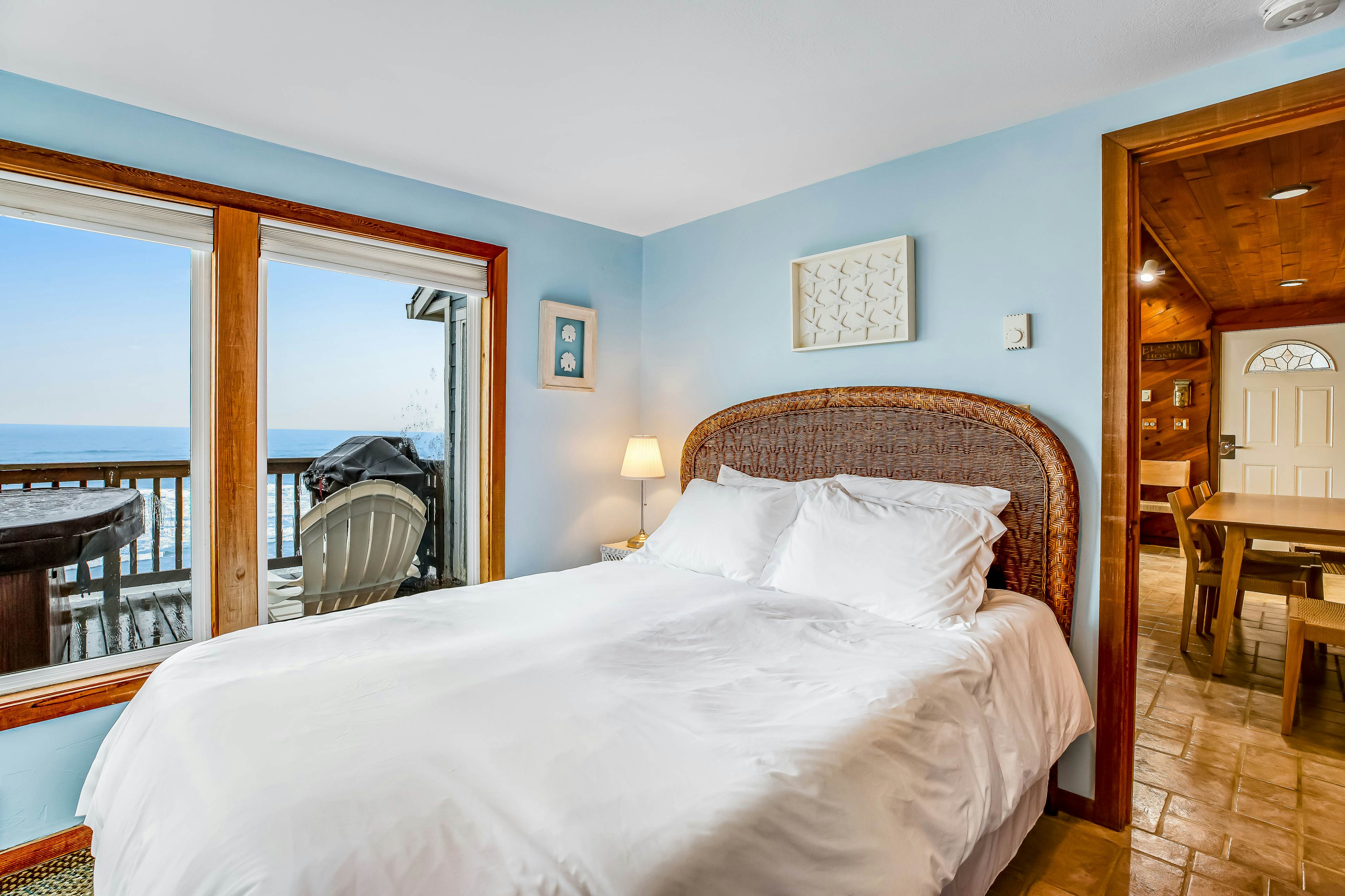 Beachfront Dog-Friendly Cottage with Private Hot Tub, Fireplace & Ocean Views