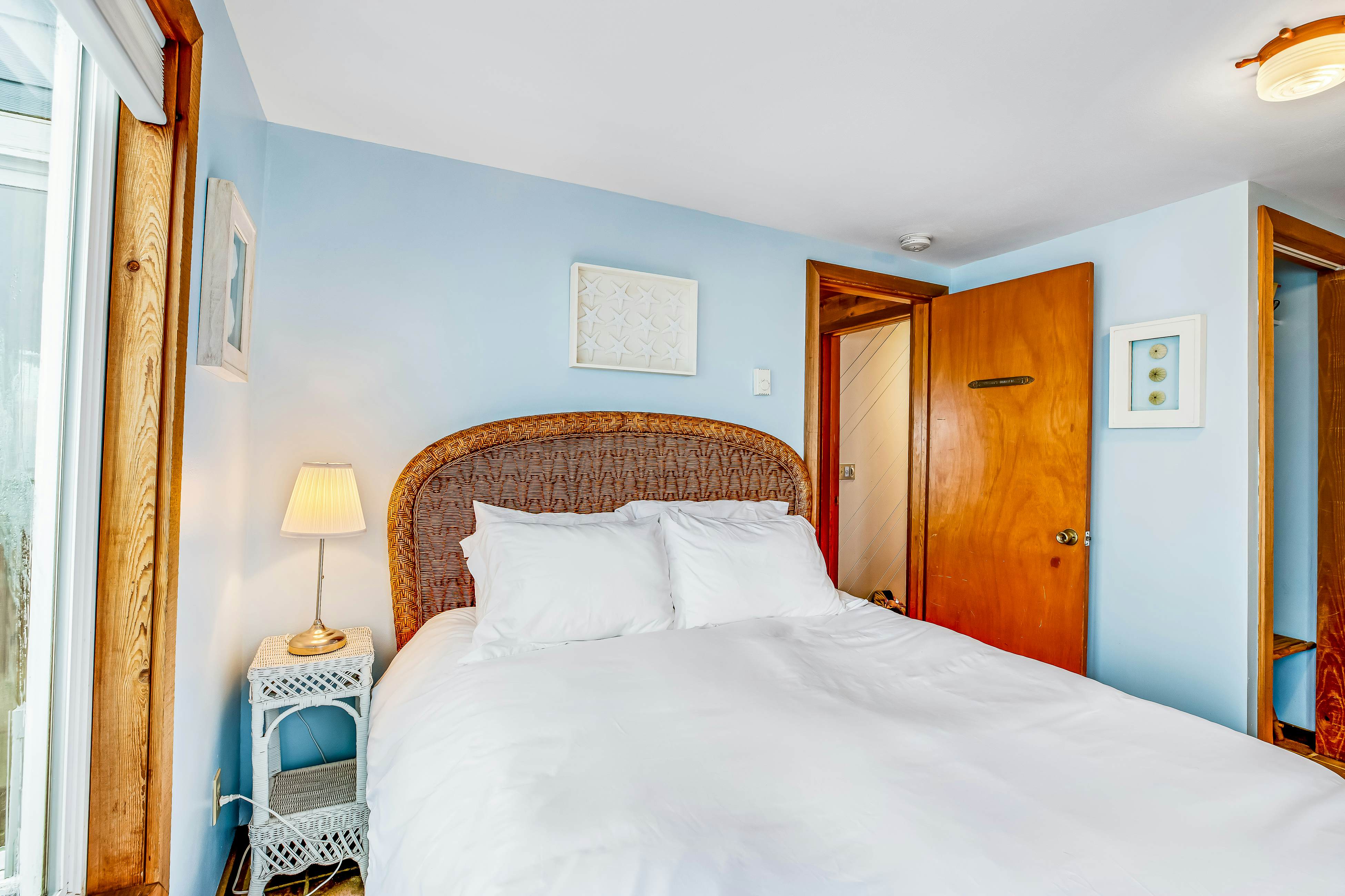 Beachfront Dog-Friendly Cottage with Private Hot Tub, Fireplace & Ocean Views