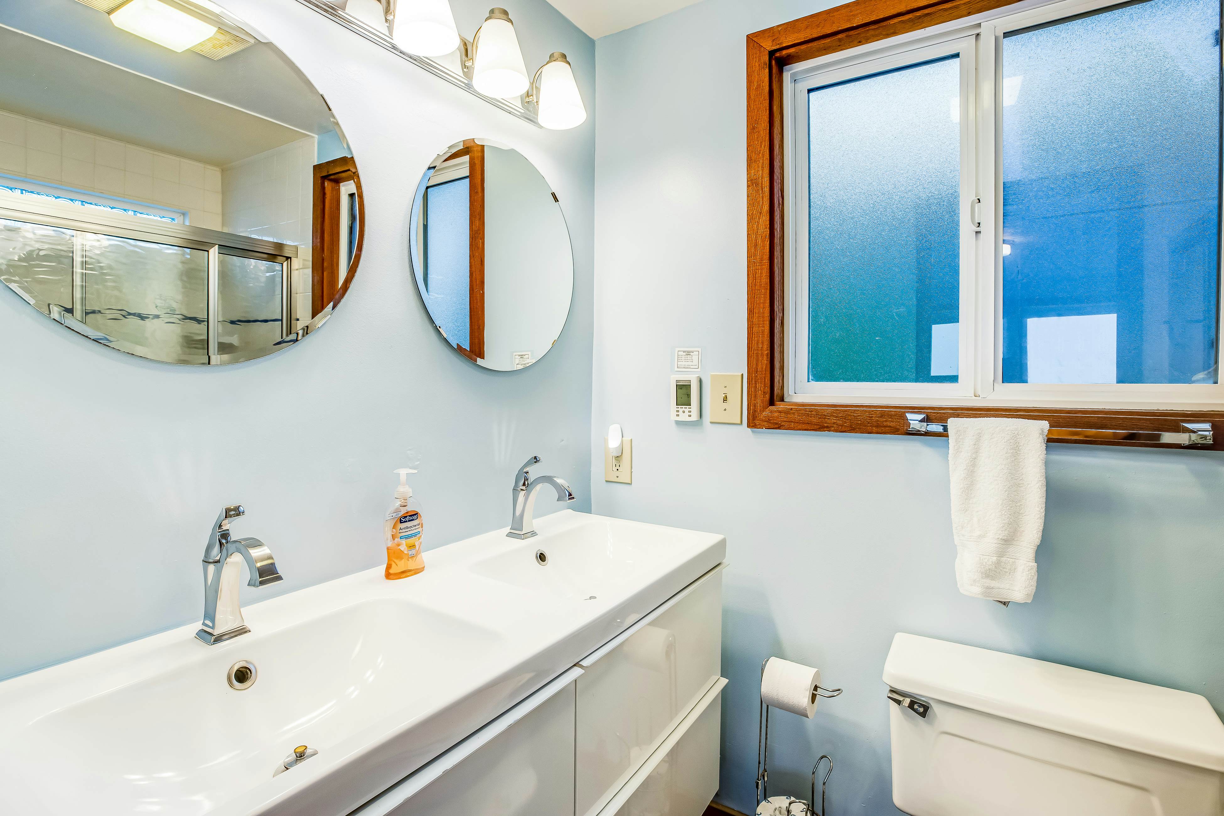 Beachfront Dog-Friendly Cottage with Private Hot Tub, Fireplace & Ocean Views