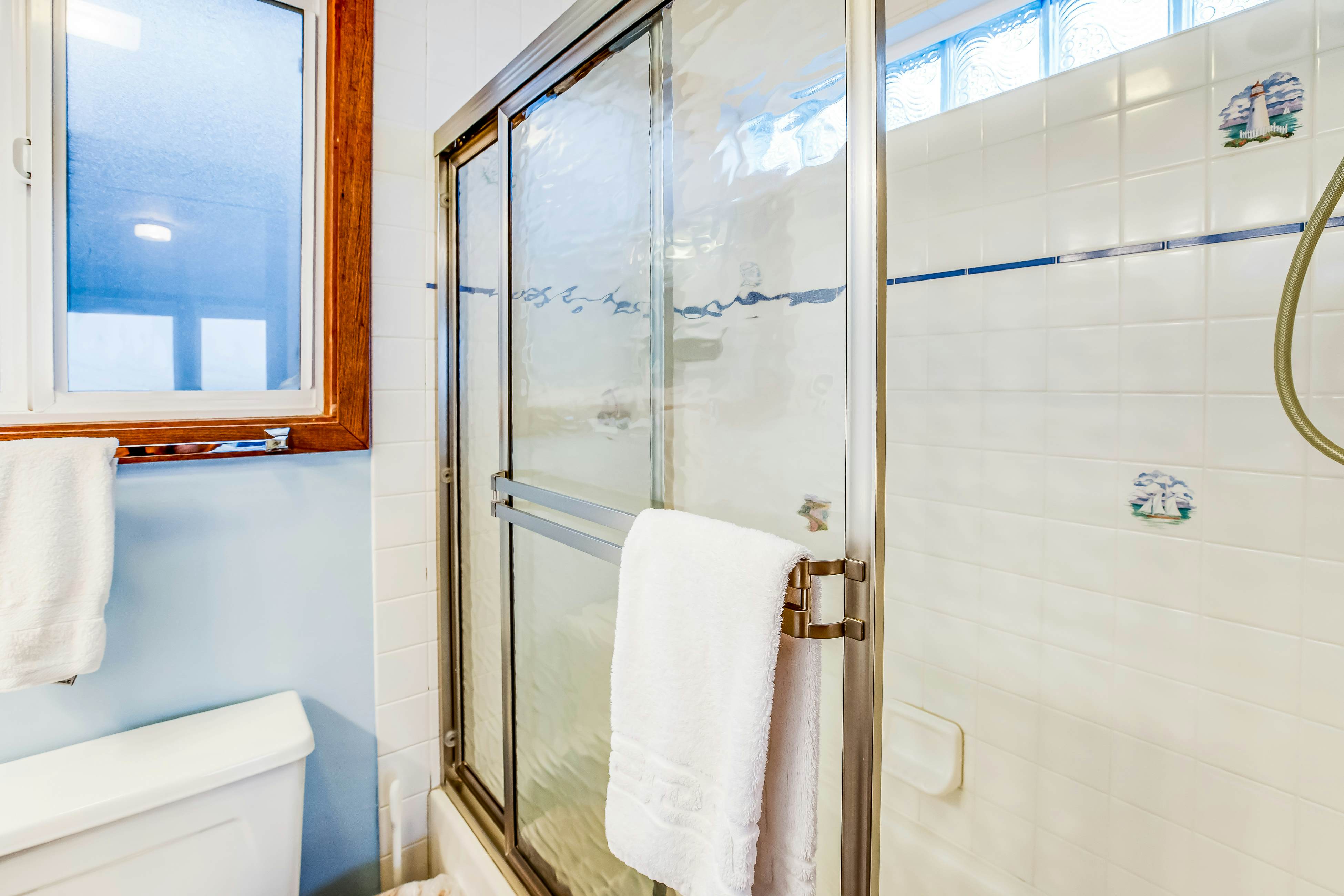 Beachfront Dog-Friendly Cottage with Private Hot Tub, Fireplace & Ocean Views