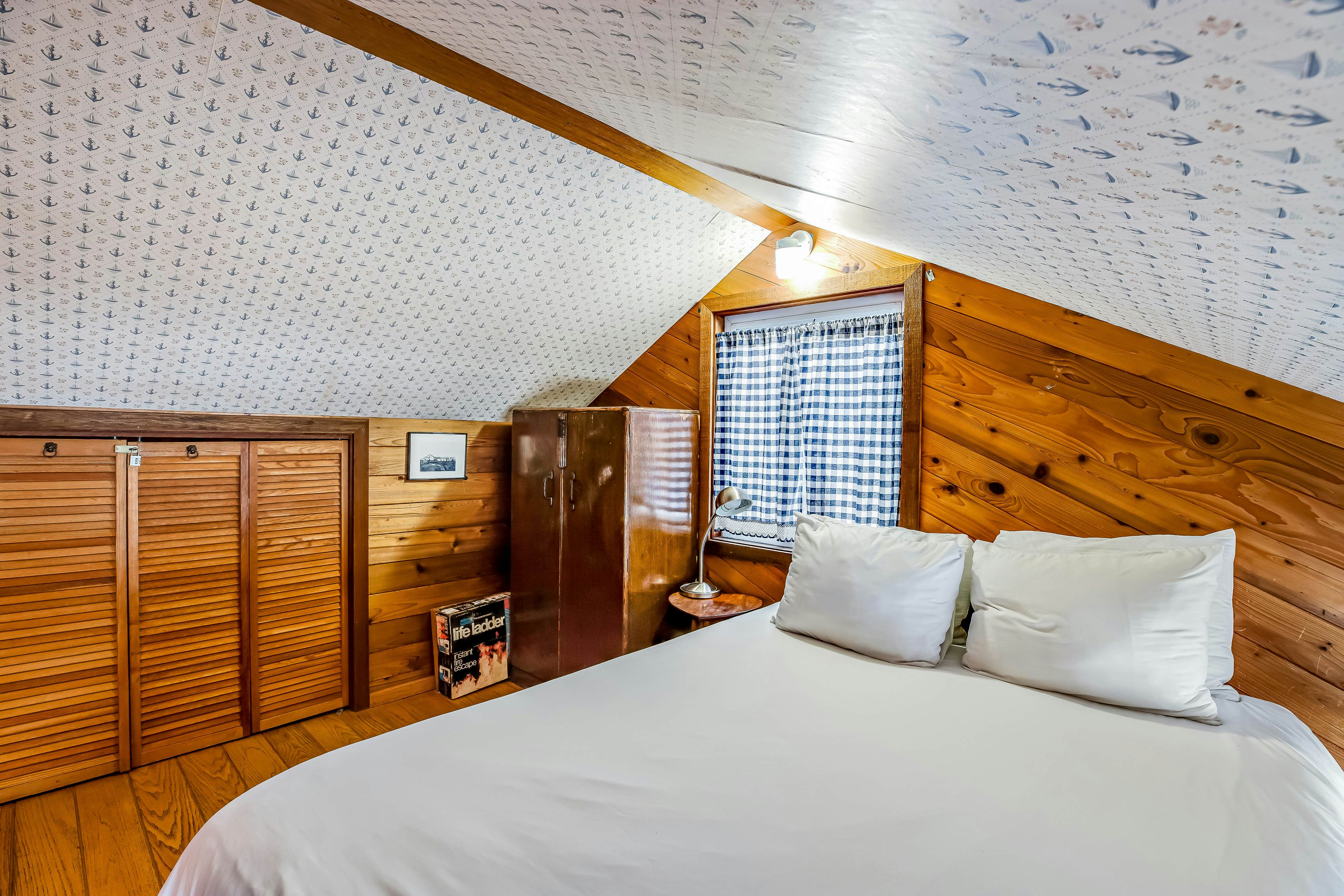 Beachfront Dog-Friendly Cottage with Private Hot Tub, Fireplace & Ocean Views