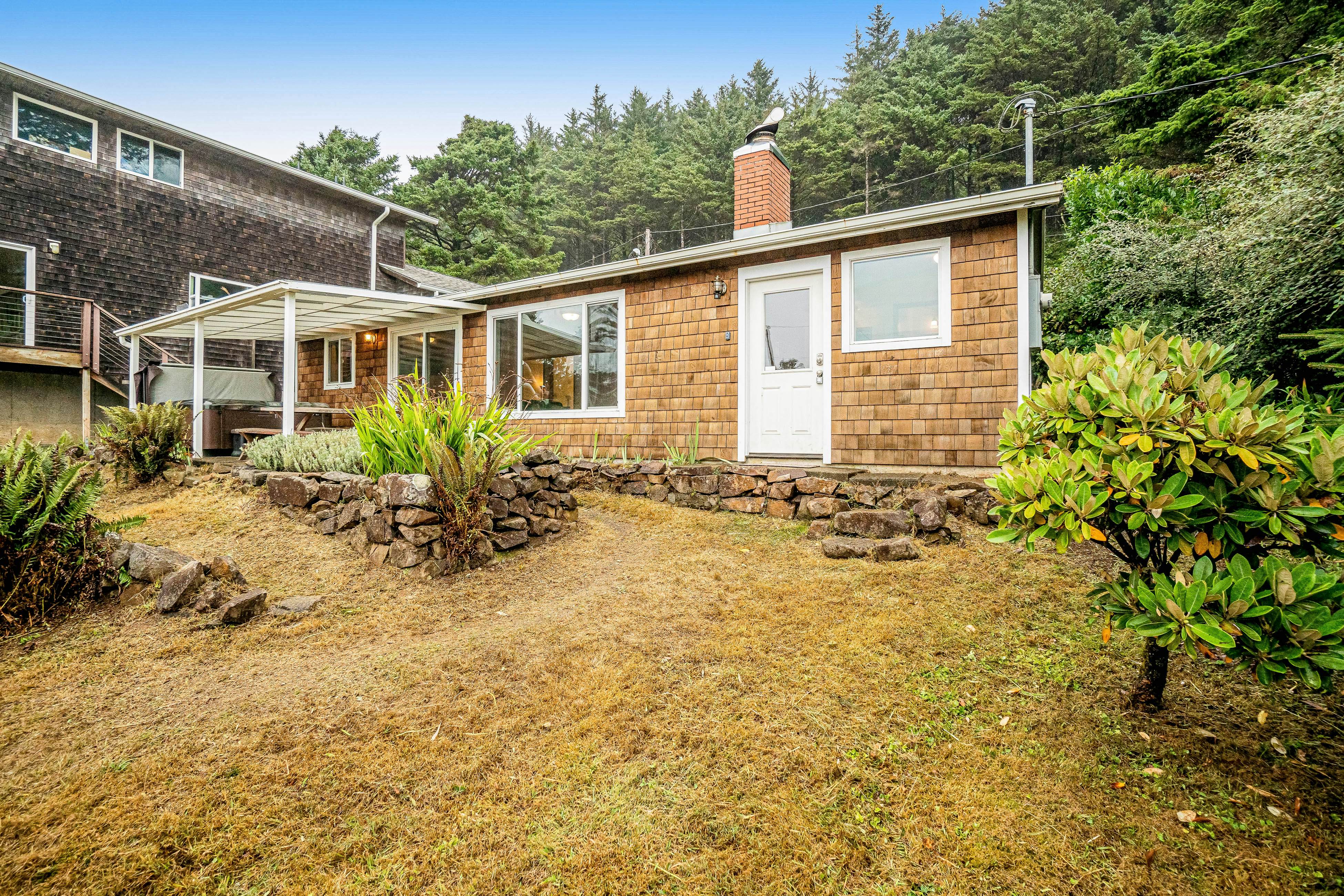 Cozy dog-friendly home with ocean views, a private hot tub and washer & dryer