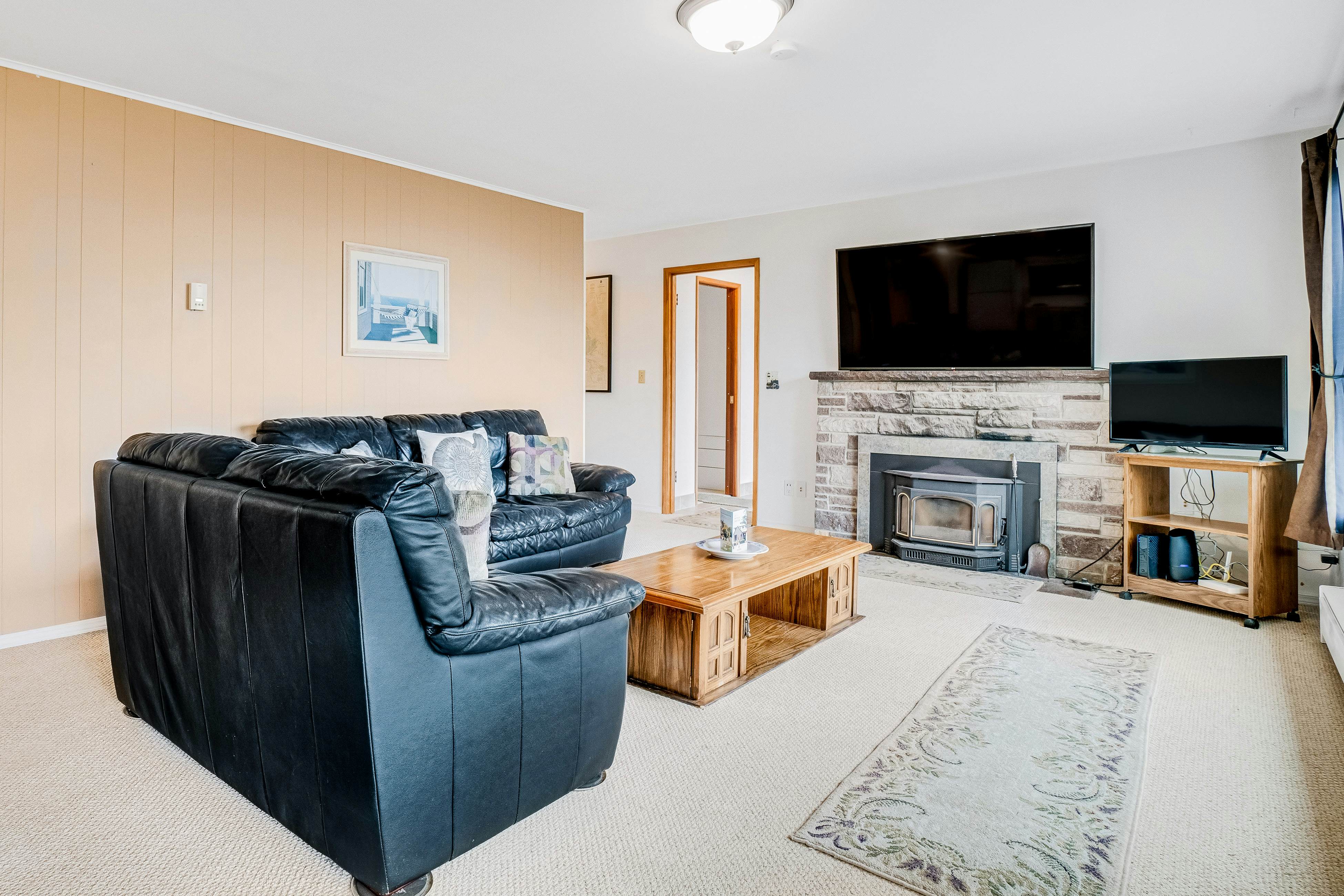 Cozy dog-friendly home with ocean views, a private hot tub and washer & dryer