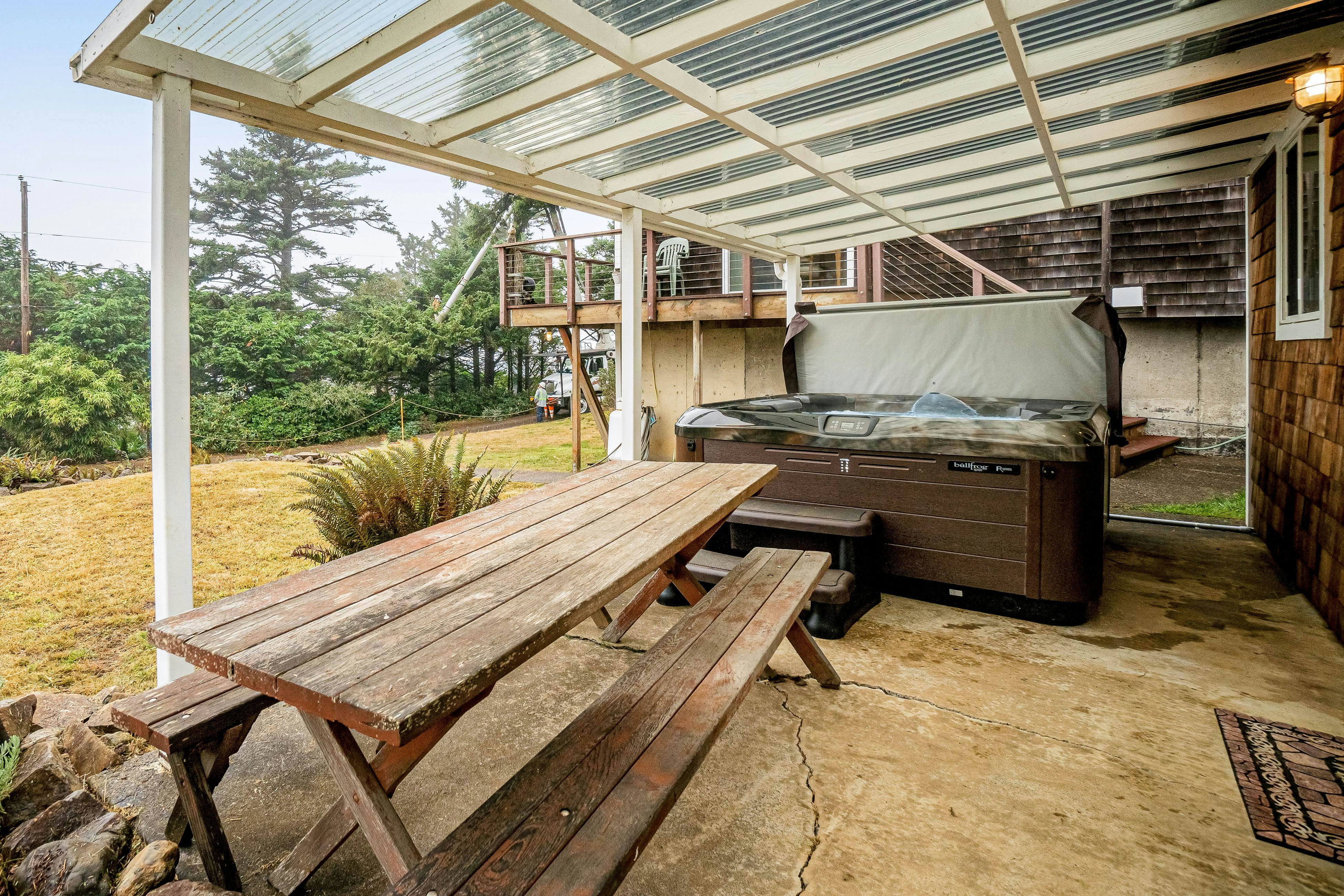 Cozy dog-friendly home with ocean views, a private hot tub and washer & dryer