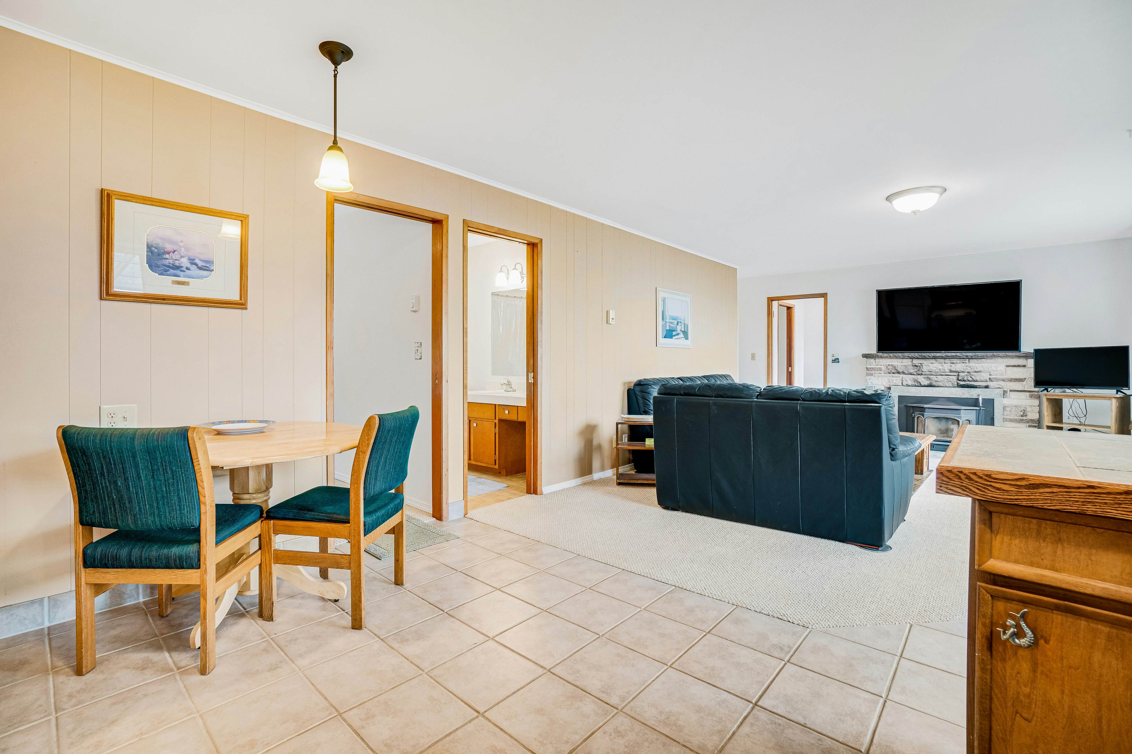 Cozy dog-friendly home with ocean views, a private hot tub and washer & dryer