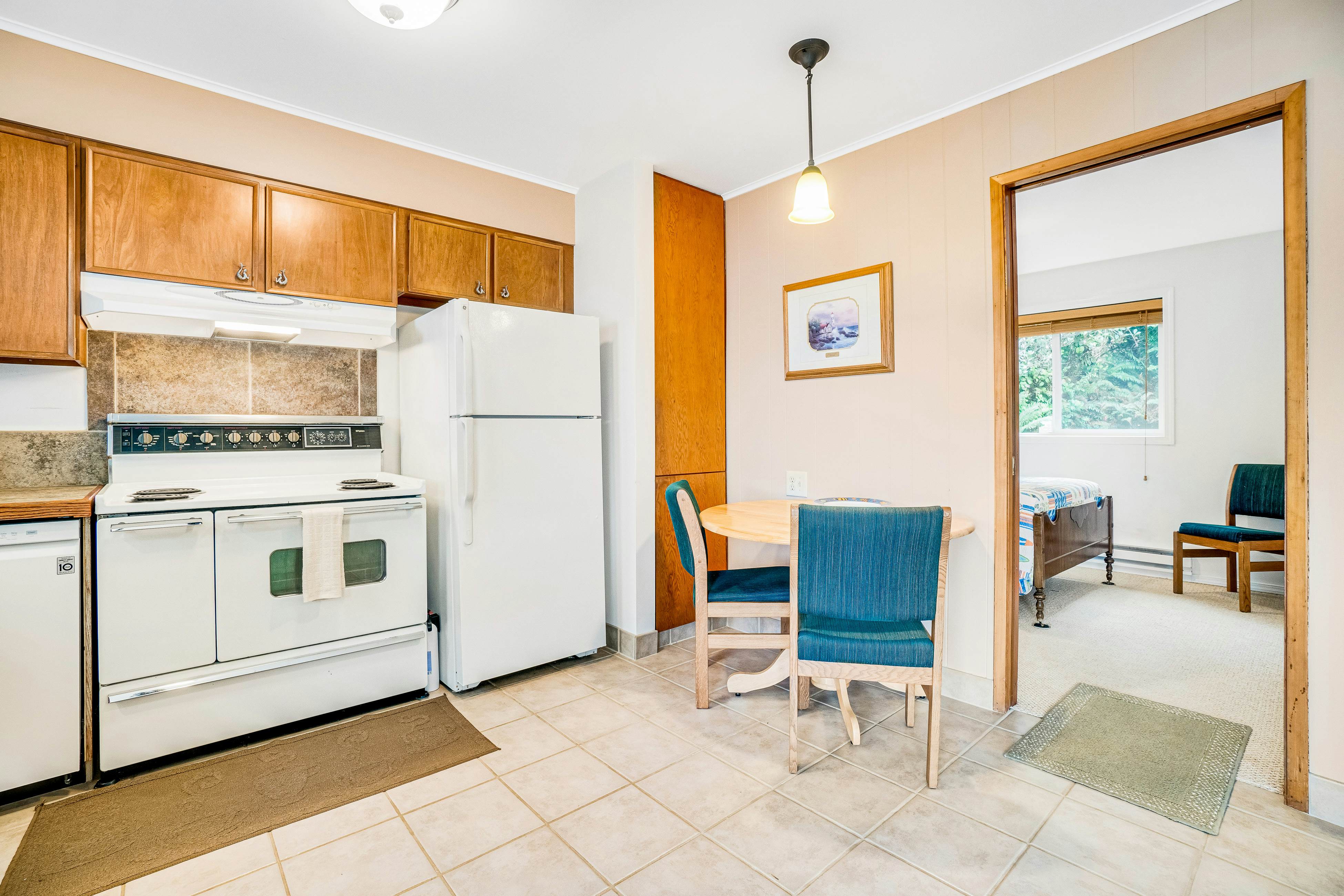 Cozy dog-friendly home with ocean views, a private hot tub and washer & dryer
