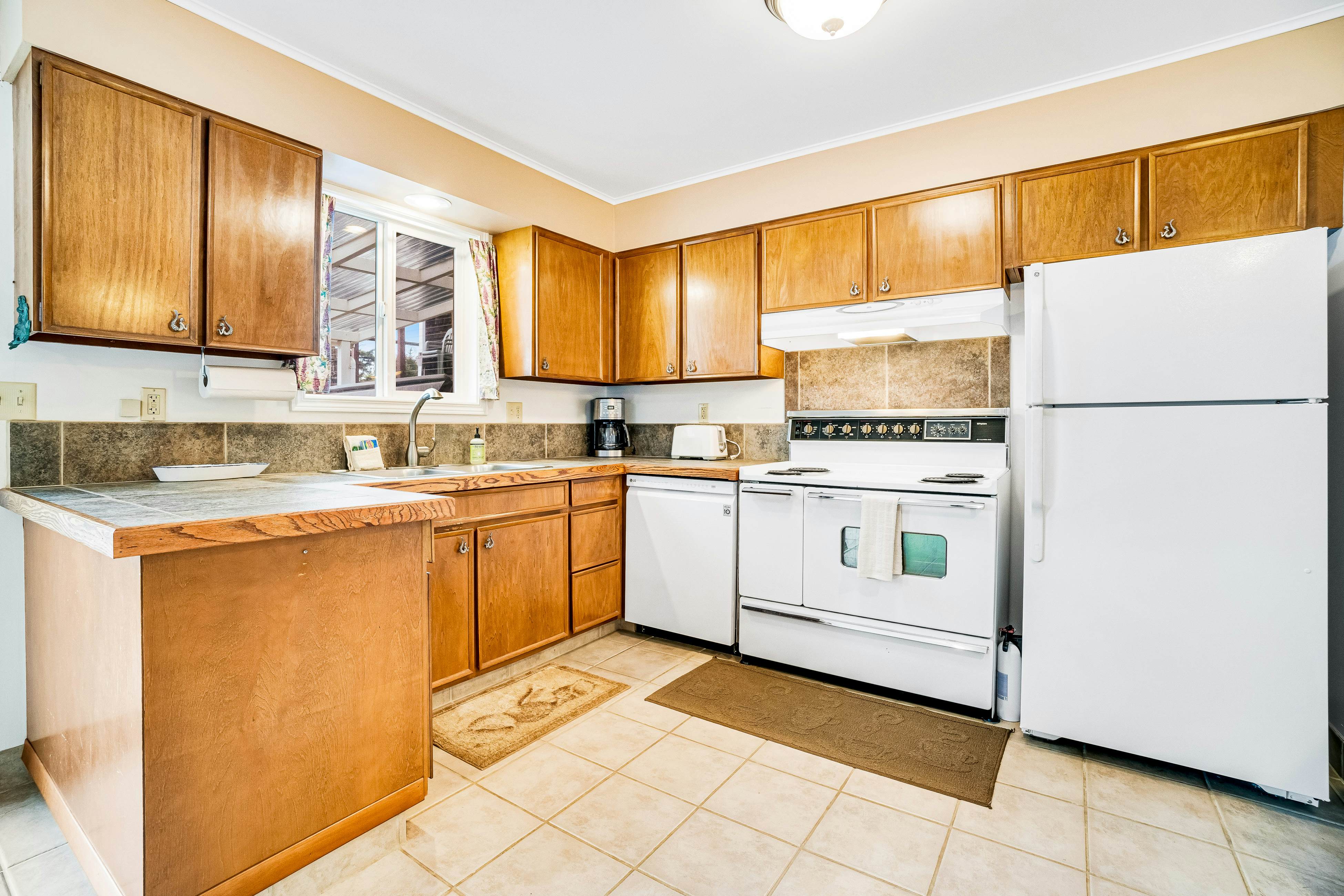 Cozy dog-friendly home with ocean views, a private hot tub and washer & dryer