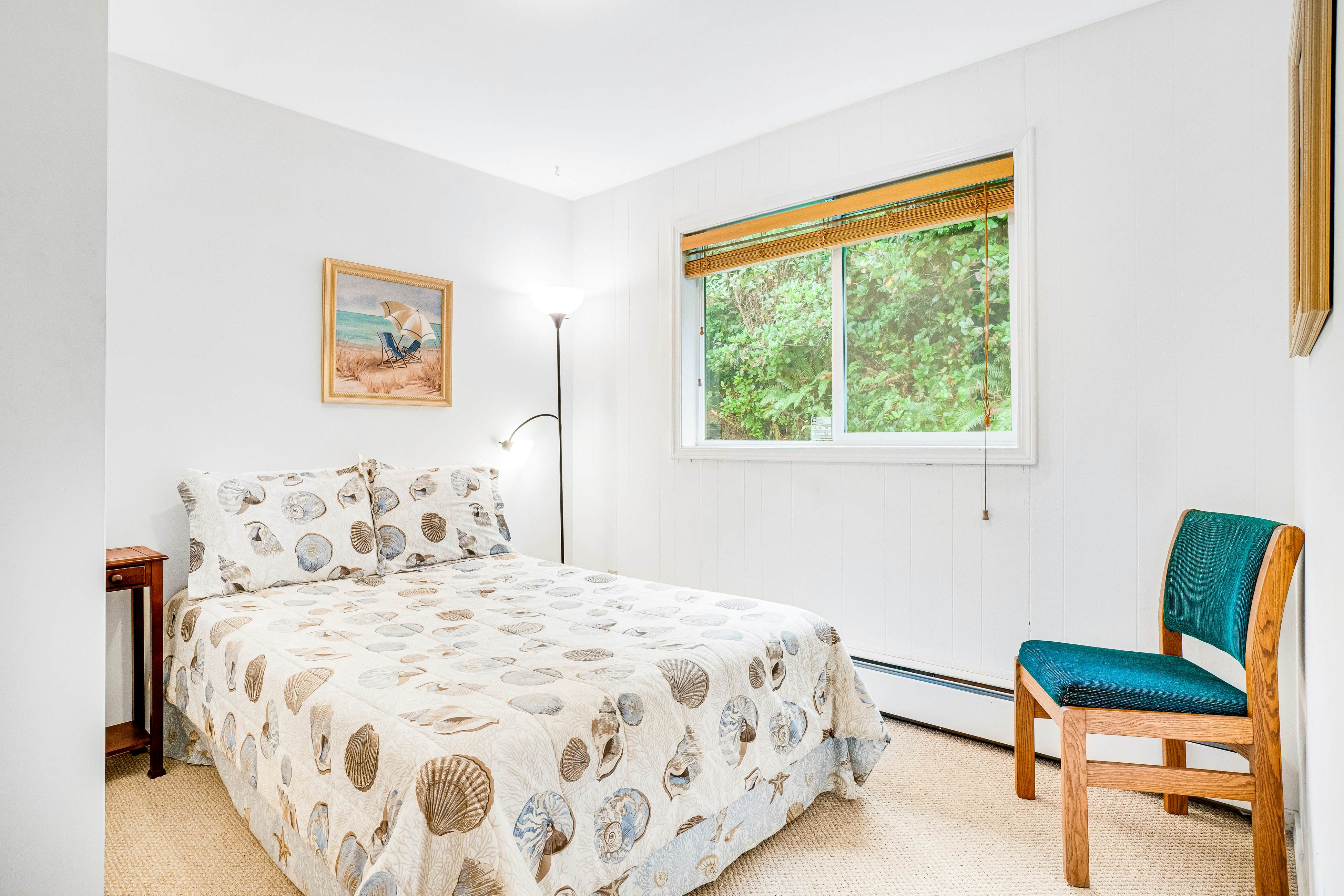Cozy dog-friendly home with ocean views, a private hot tub and washer & dryer