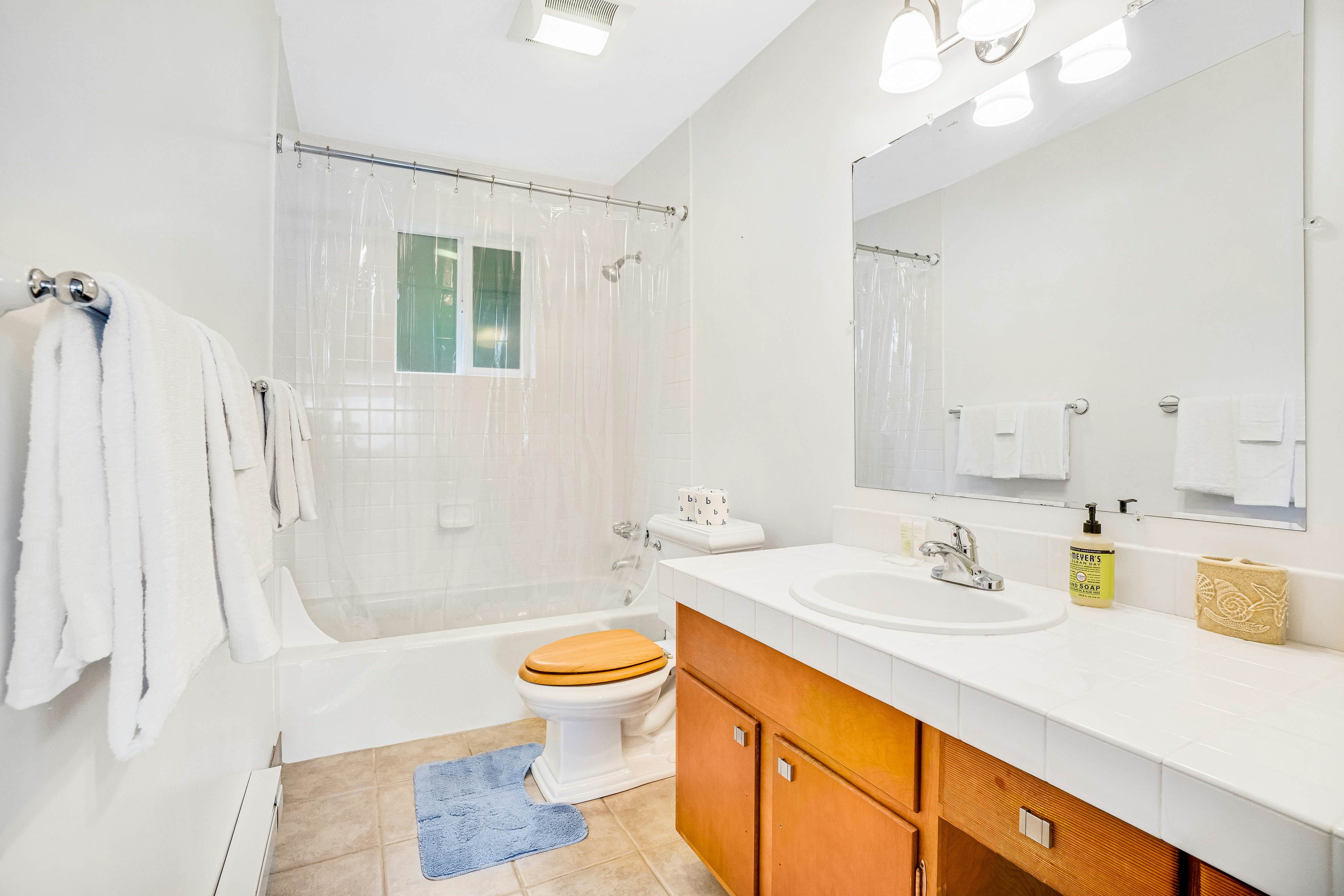 Cozy dog-friendly home with ocean views, a private hot tub and washer & dryer