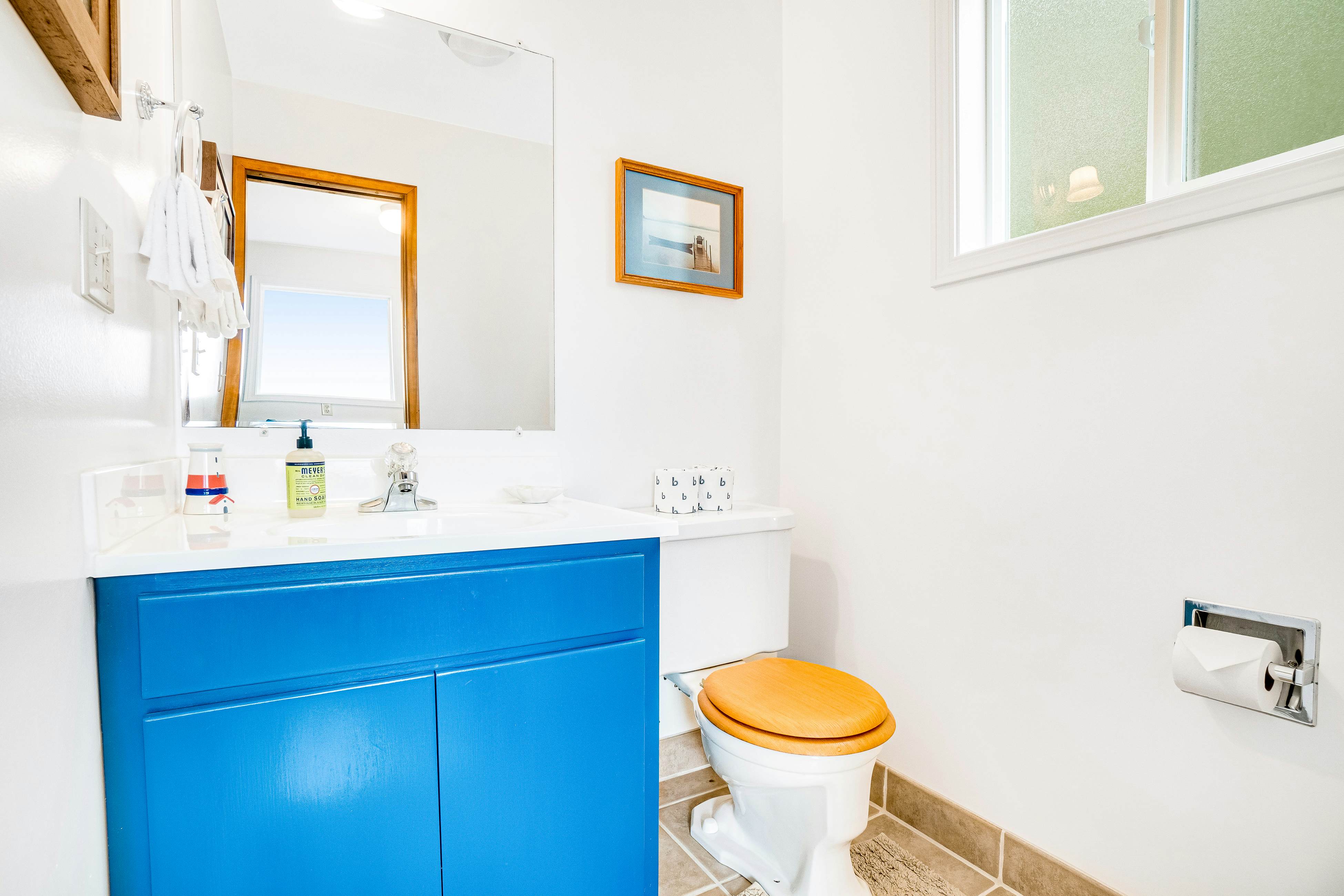 Cozy dog-friendly home with ocean views, a private hot tub and washer & dryer