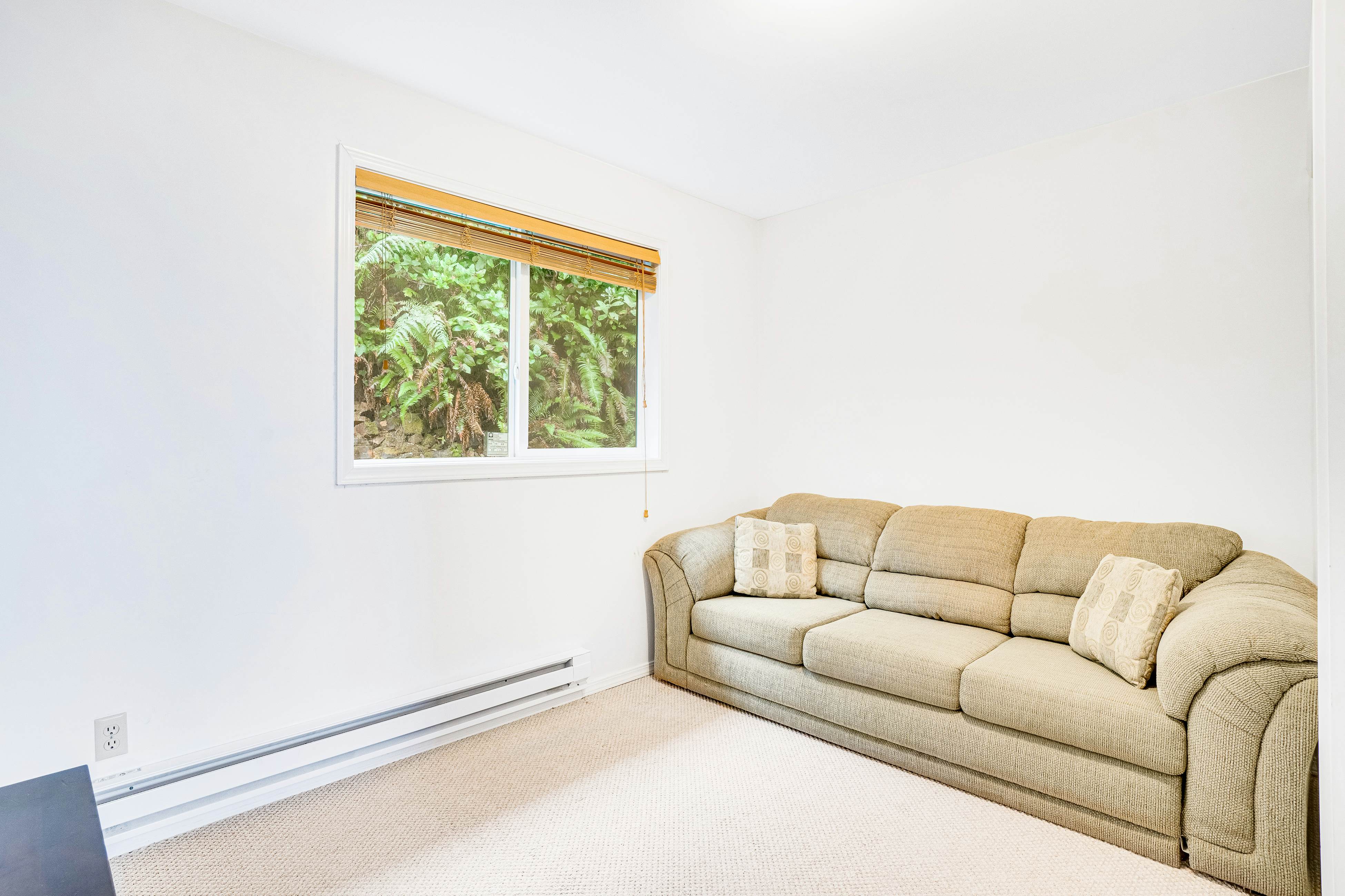 Cozy dog-friendly home with ocean views, a private hot tub and washer & dryer