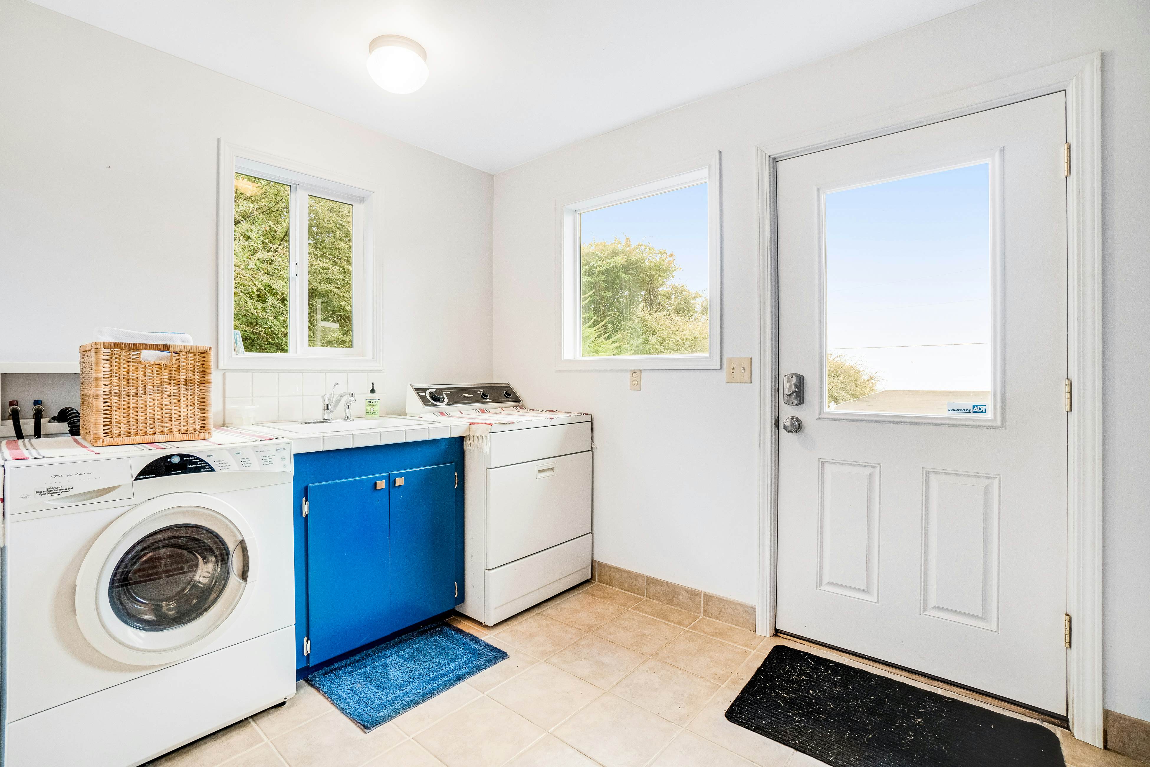 Cozy dog-friendly home with ocean views, a private hot tub and washer & dryer
